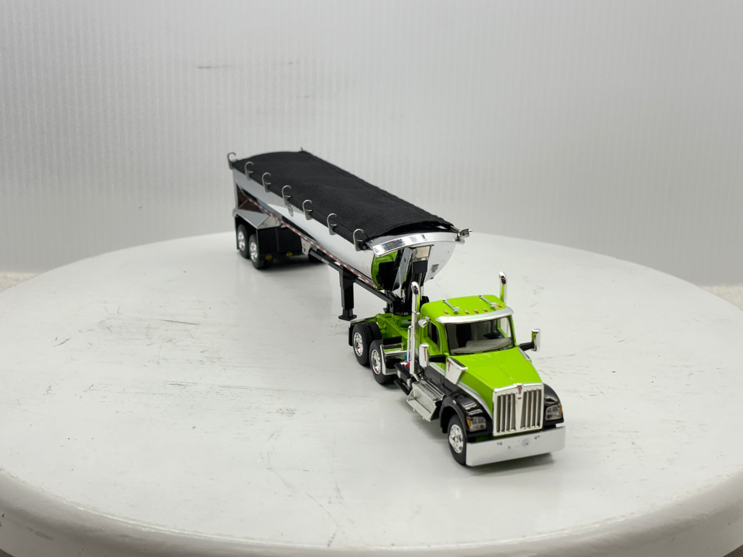 1/64 Kenworth W990 Day Cab (Green-Black)