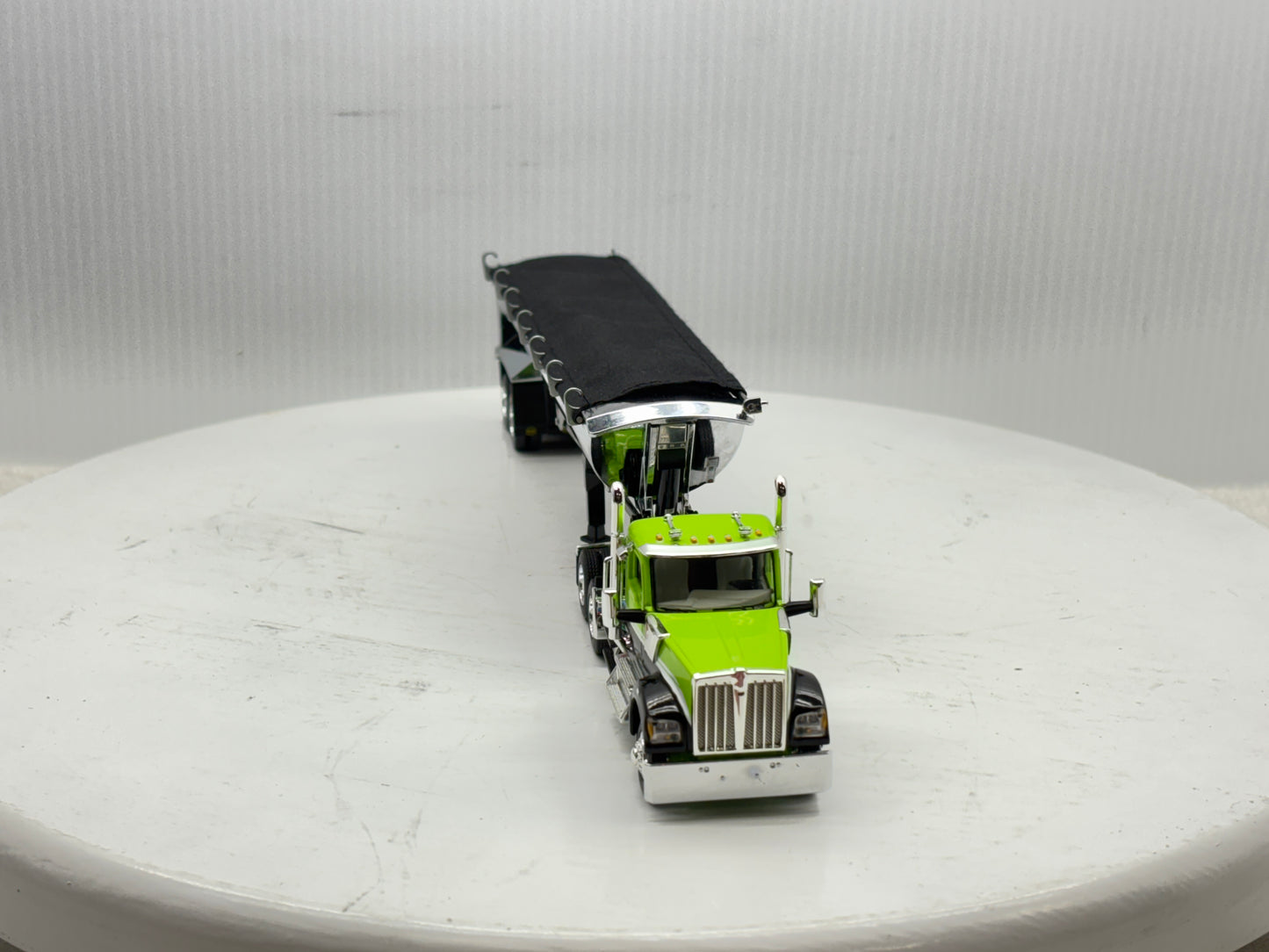 1/64 Kenworth W990 Day Cab (Green-Black)