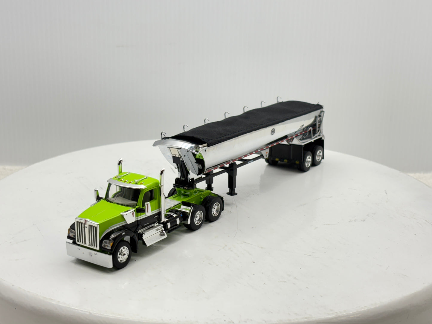 1/64 Kenworth W990 Day Cab (Green-Black)