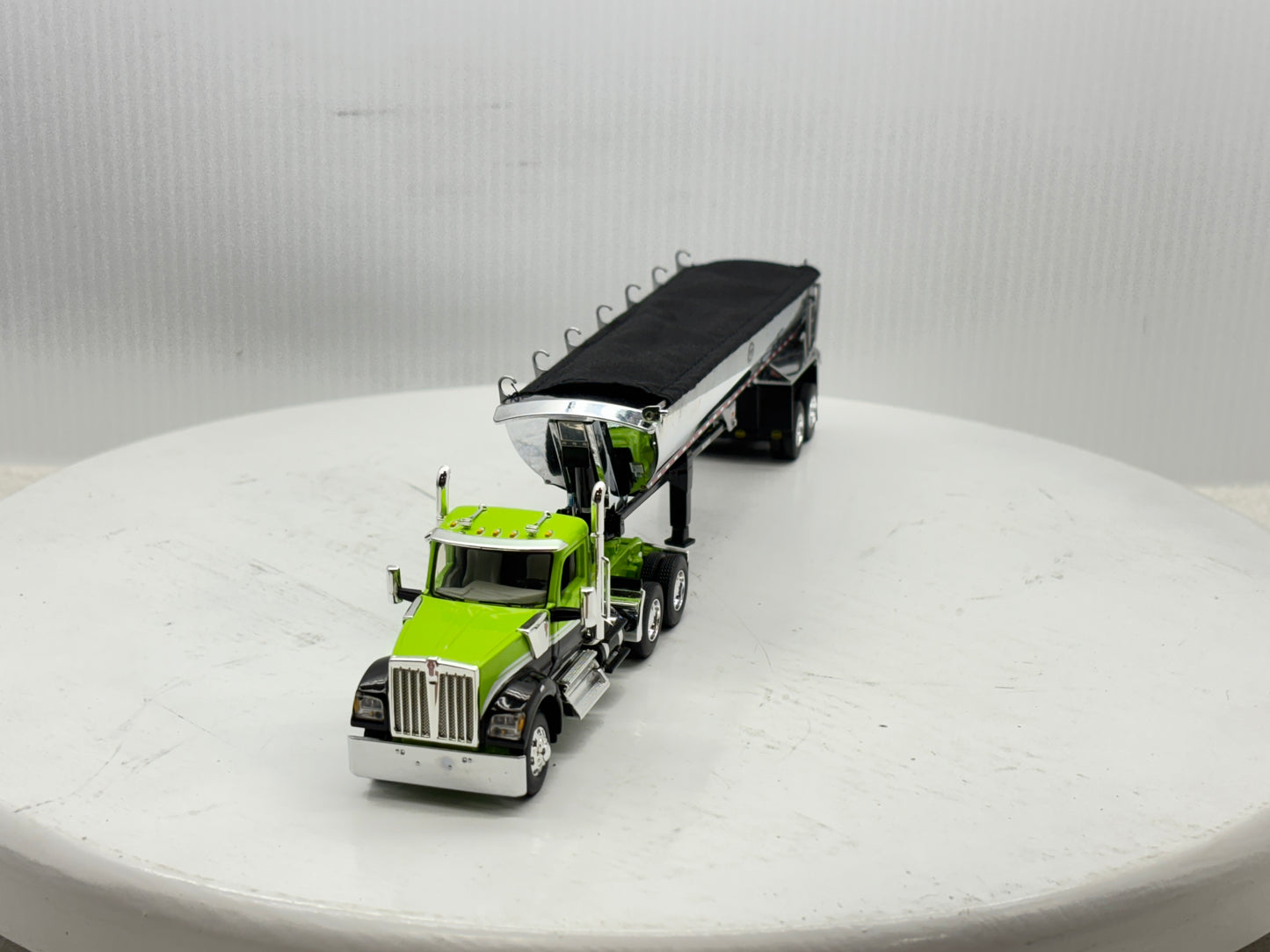 1/64 Kenworth W990 Day Cab (Green-Black)