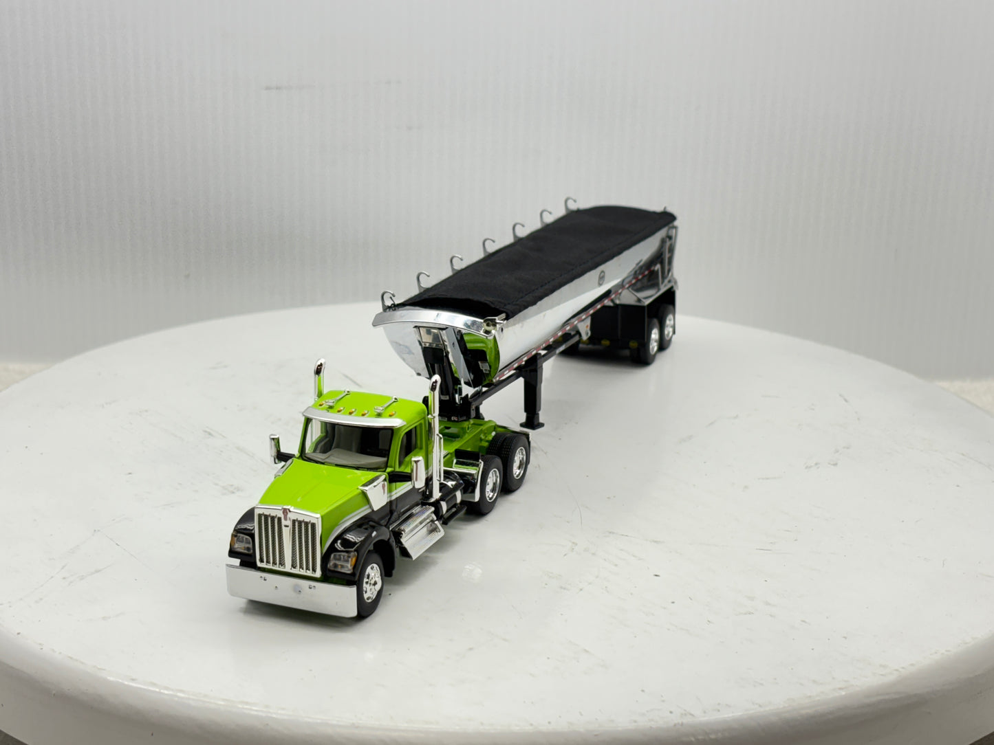 1/64 Kenworth W990 Day Cab (Green-Black)