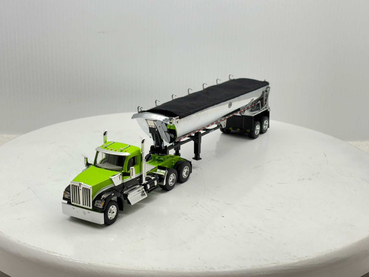 1/64 Kenworth W990 Day Cab (Green-Black)