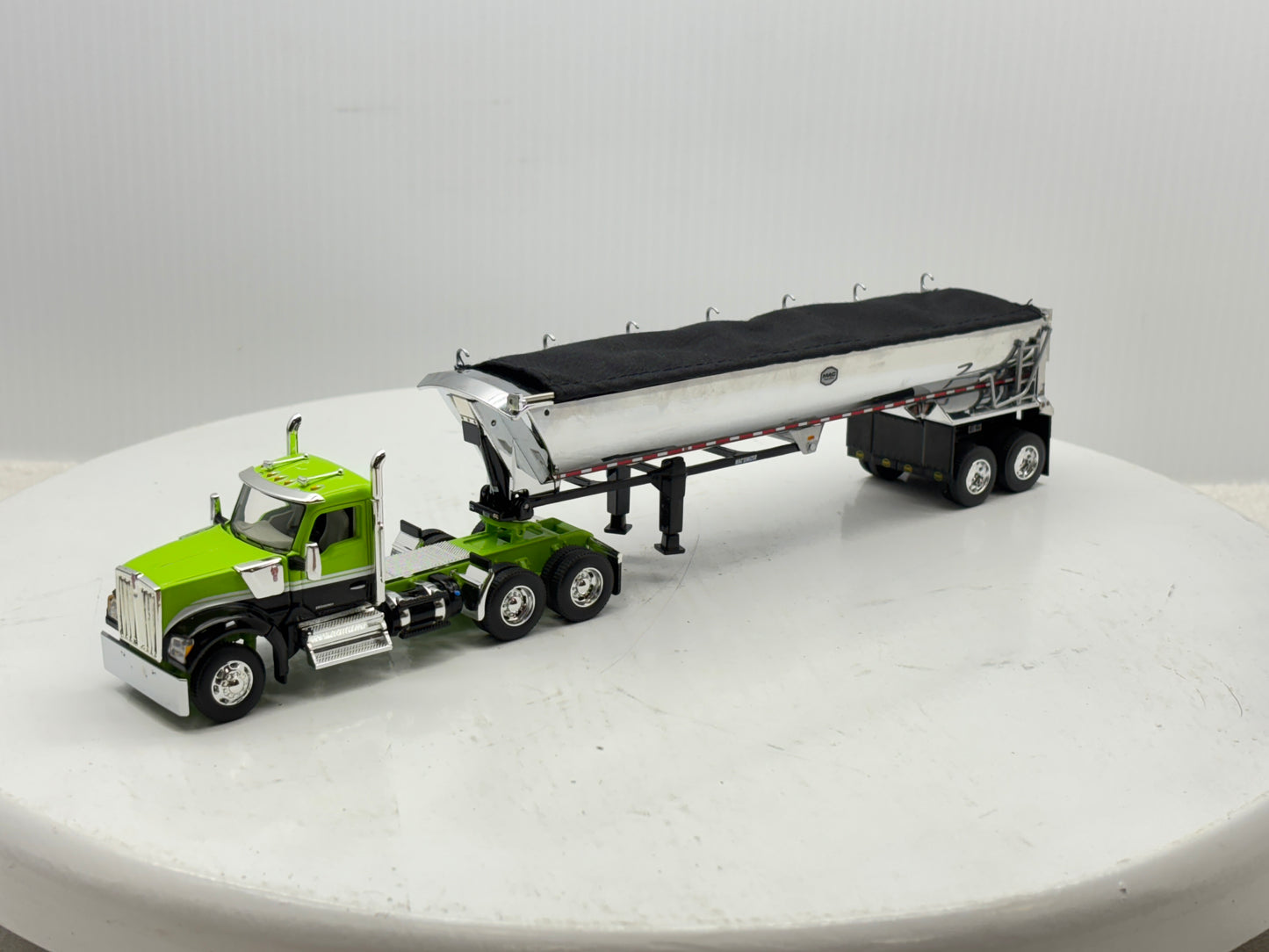 1/64 Kenworth W990 Day Cab (Green-Black)