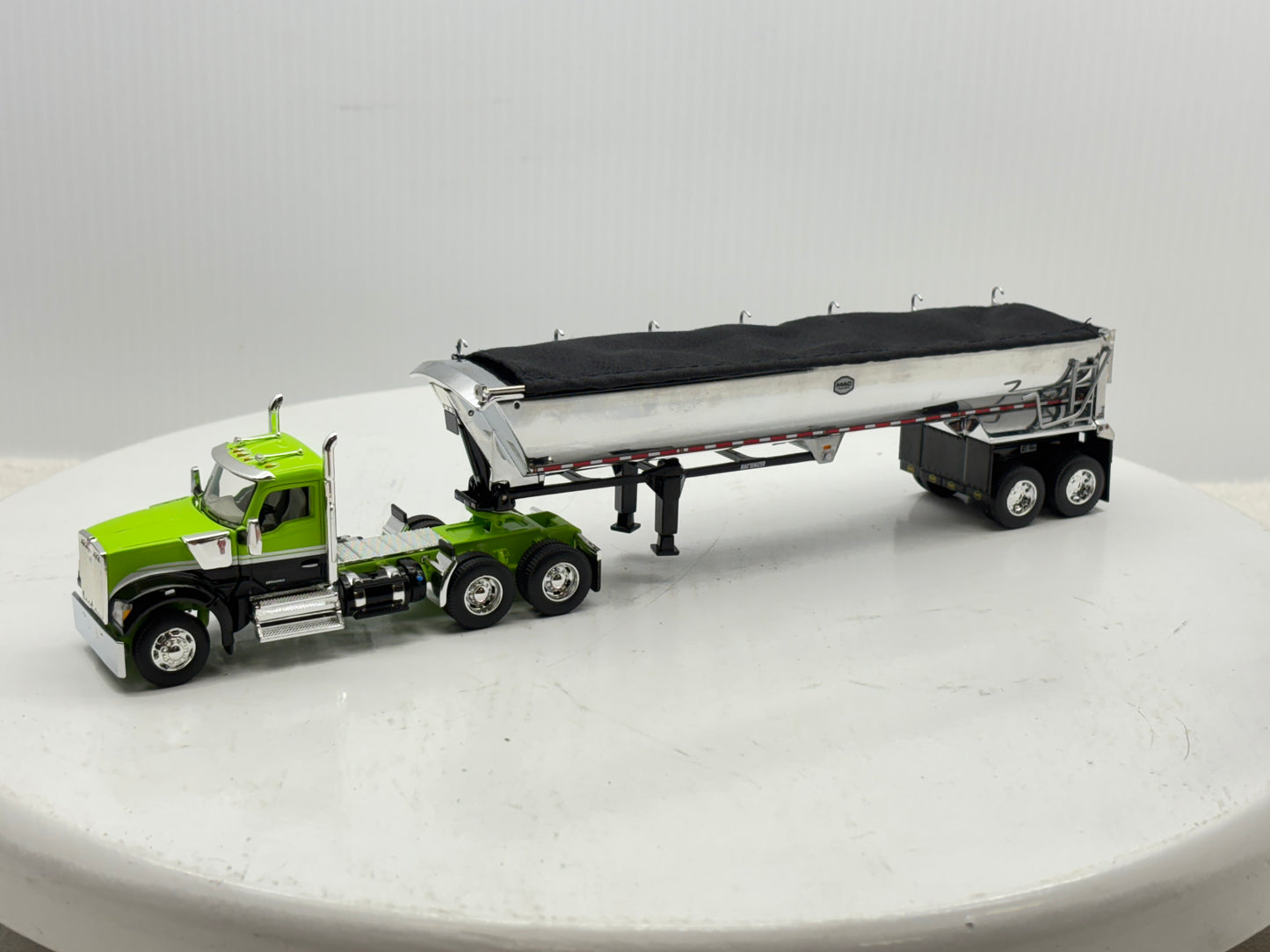 1/64 Kenworth W990 Day Cab (Green-Black)