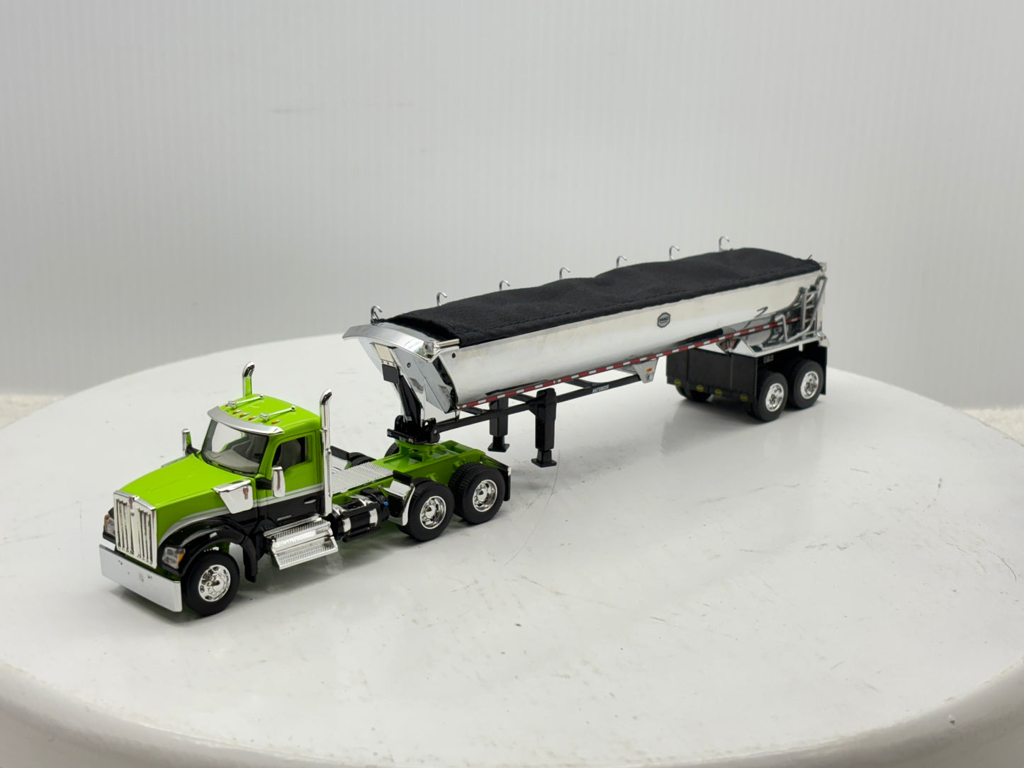1/64 Kenworth W990 Day Cab (Green-Black)