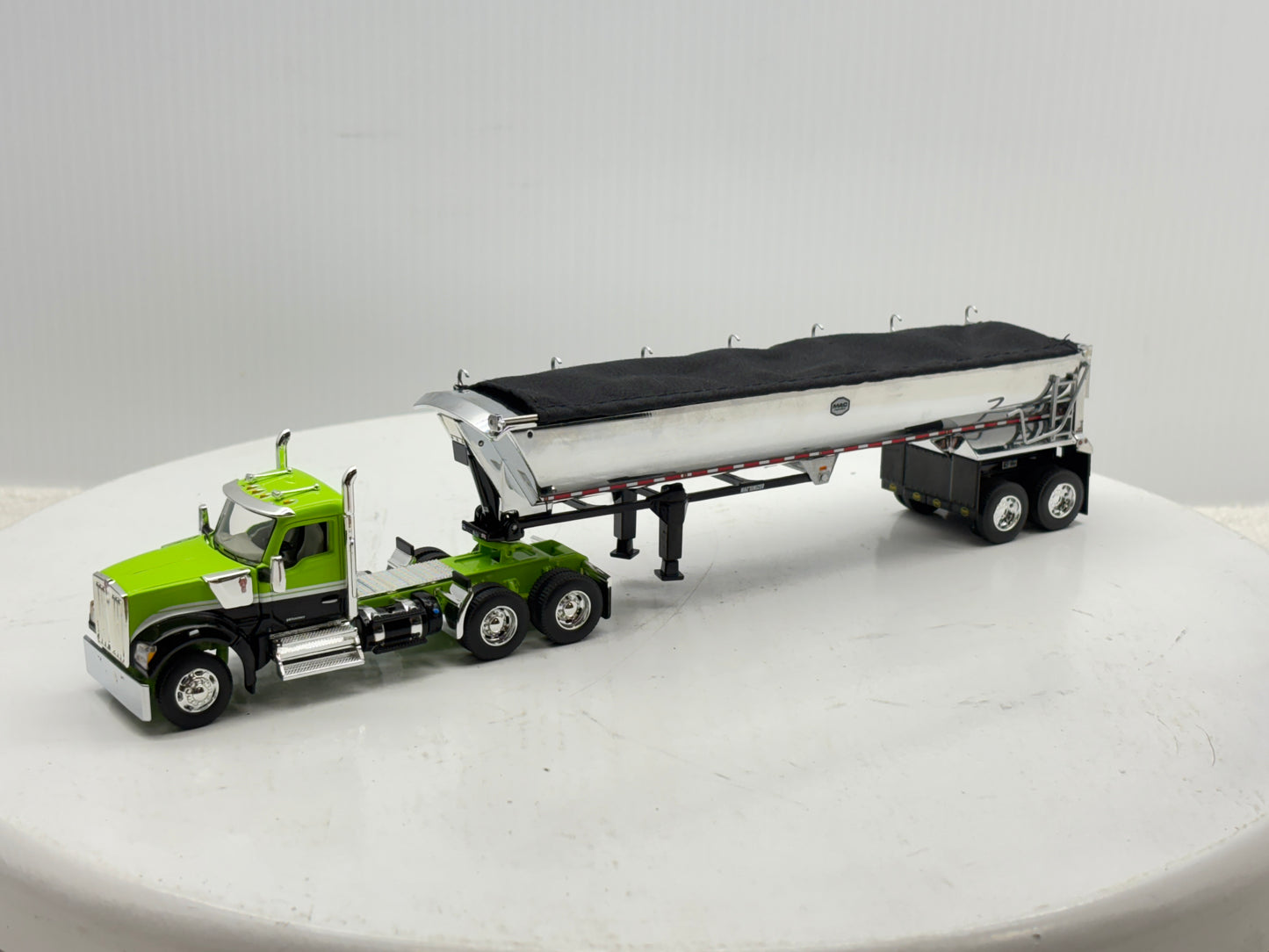 1/64 Kenworth W990 Day Cab (Green-Black)
