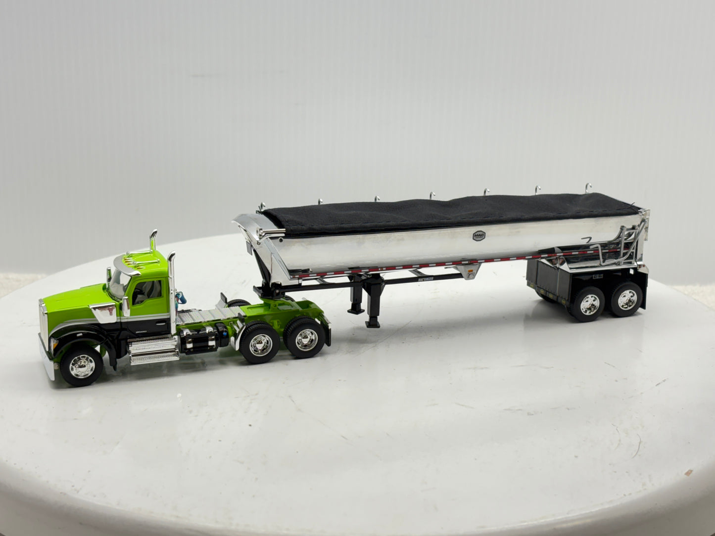 1/64 Kenworth W990 Day Cab (Green-Black)