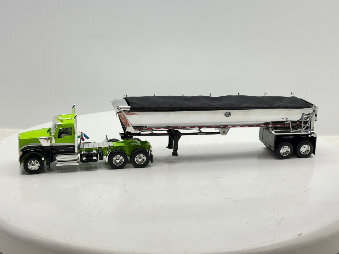 1/64 Kenworth W990 Day Cab (Green-Black)