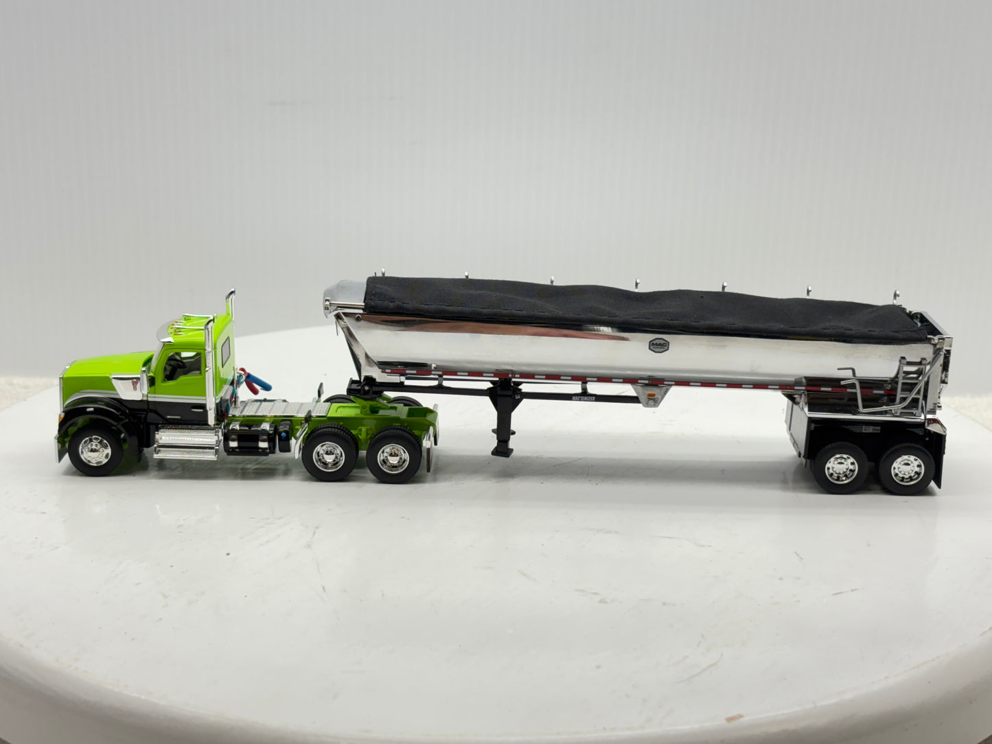 1/64 Kenworth W990 Day Cab (Green-Black)