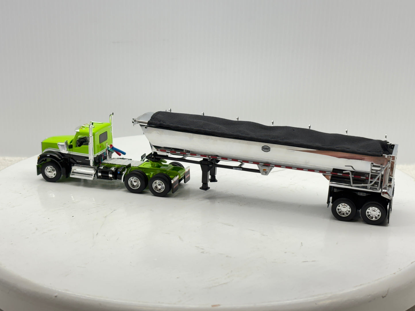 1/64 Kenworth W990 Day Cab (Green-Black)