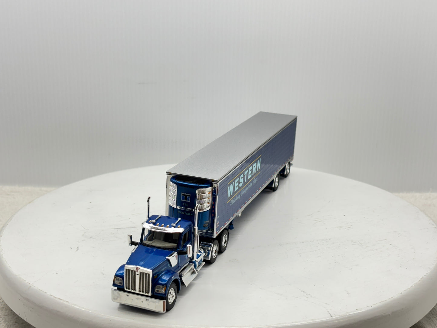 1/64 Kenworth W990 Day Cab (Western)