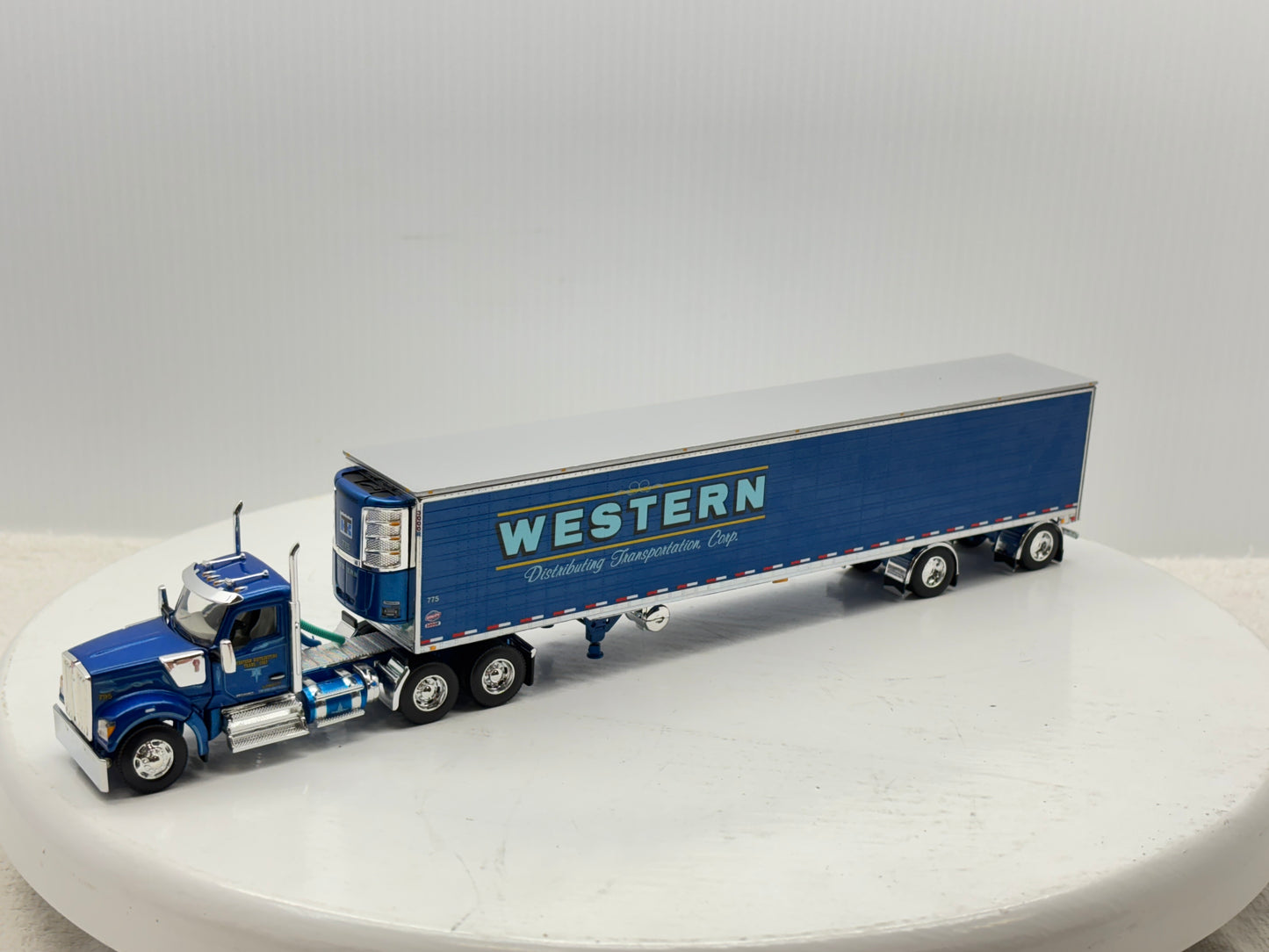 1/64 Kenworth W990 Day Cab (Western)