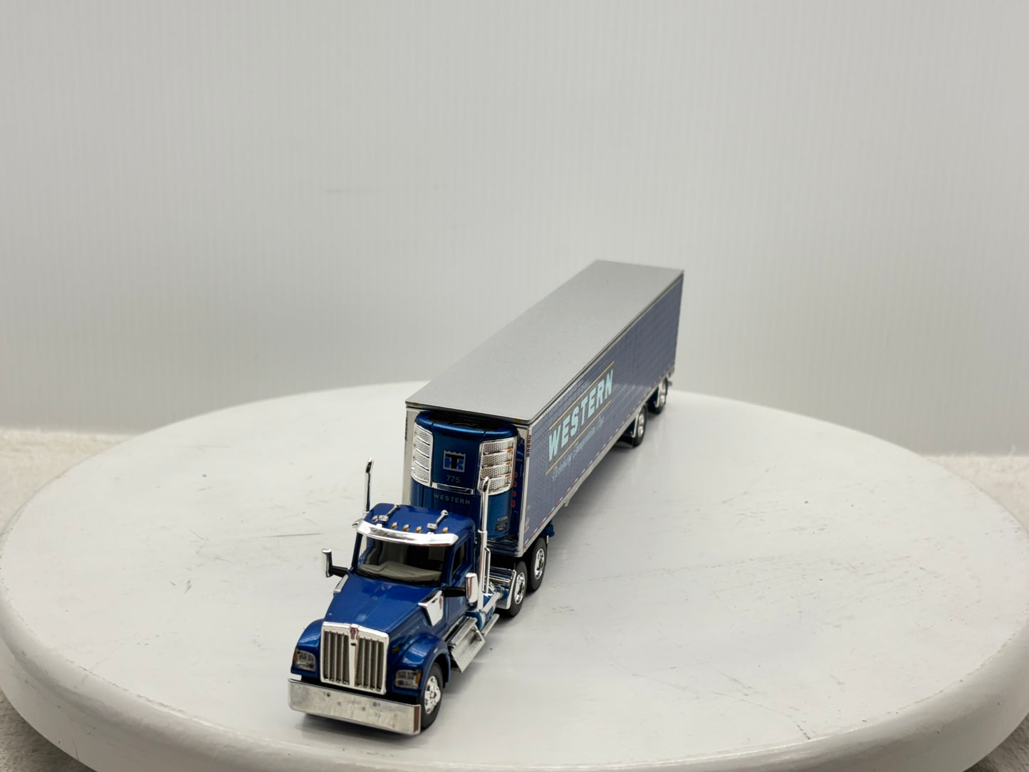 1/64 Kenworth W990 Day Cab (Western)