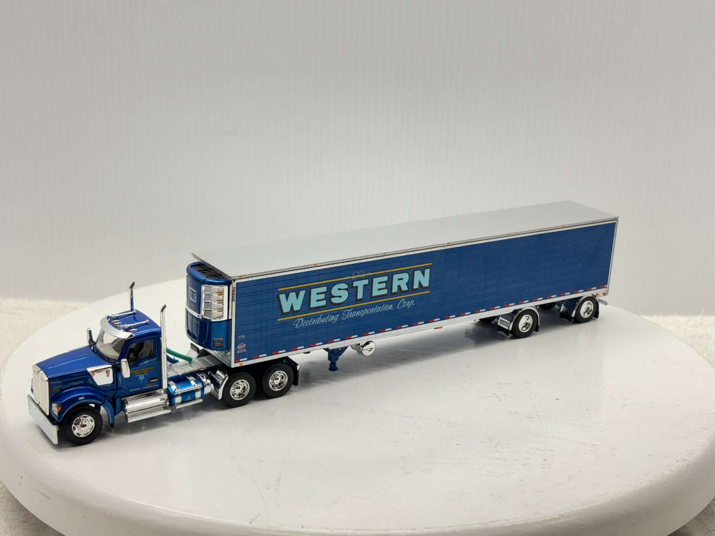 1/64 Kenworth W990 Day Cab (Western)