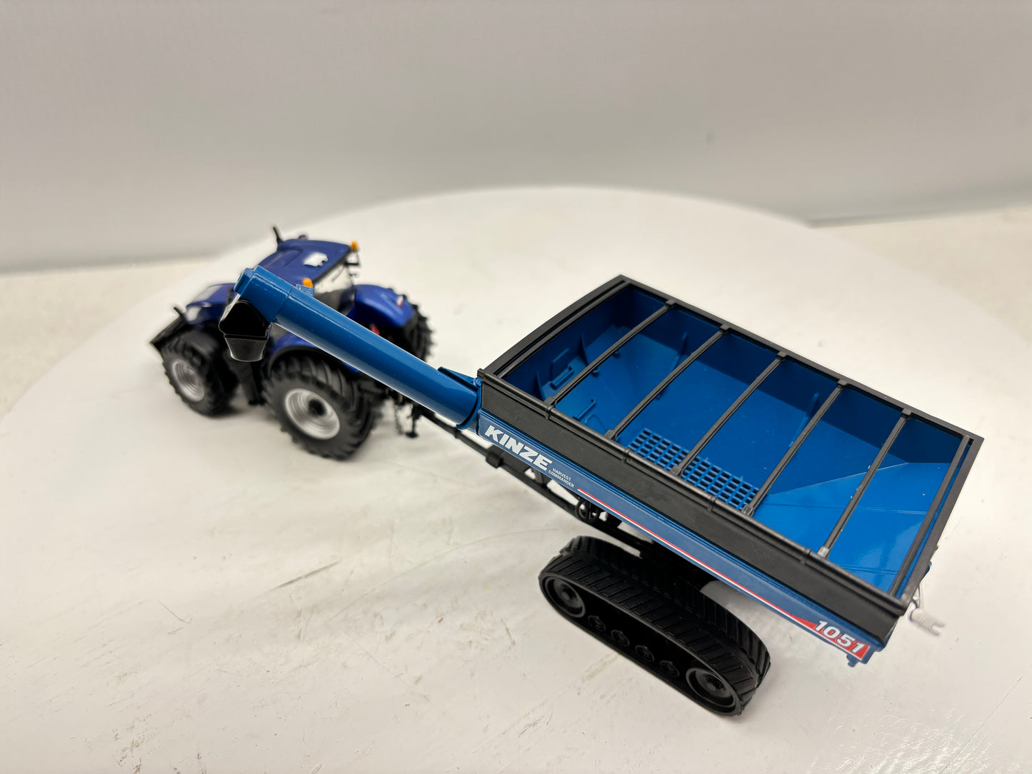 1/64 Kinze 1051 Tracked Grain Cart