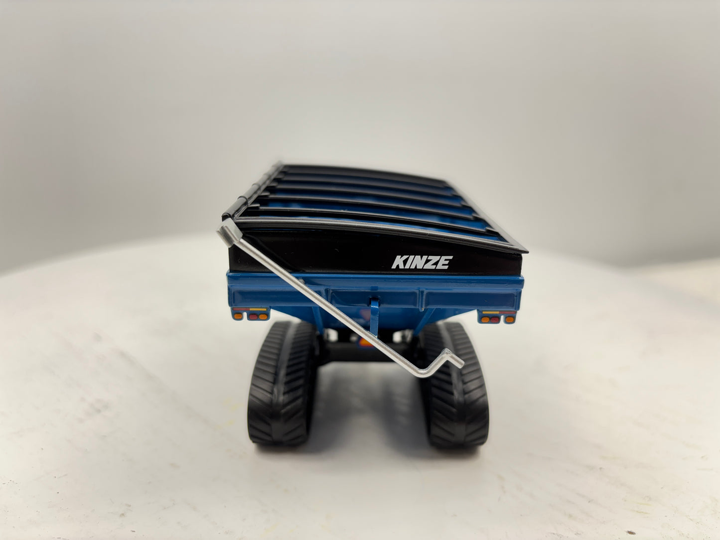 1/64 Kinze 1051 Tracked Grain Cart