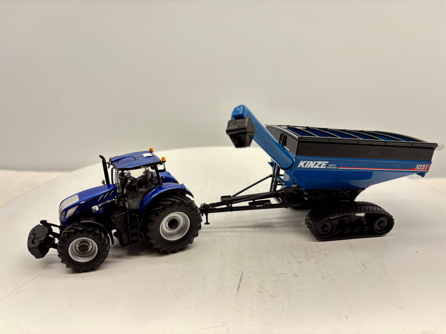 1/64 Kinze 1051 Tracked Grain Cart