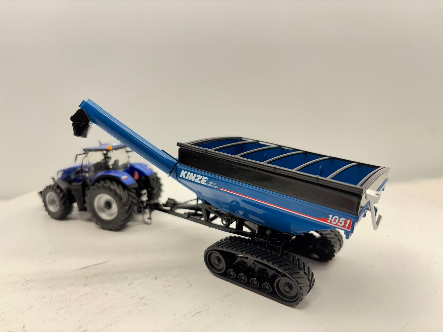 1/64 Kinze 1051 Tracked Grain Cart