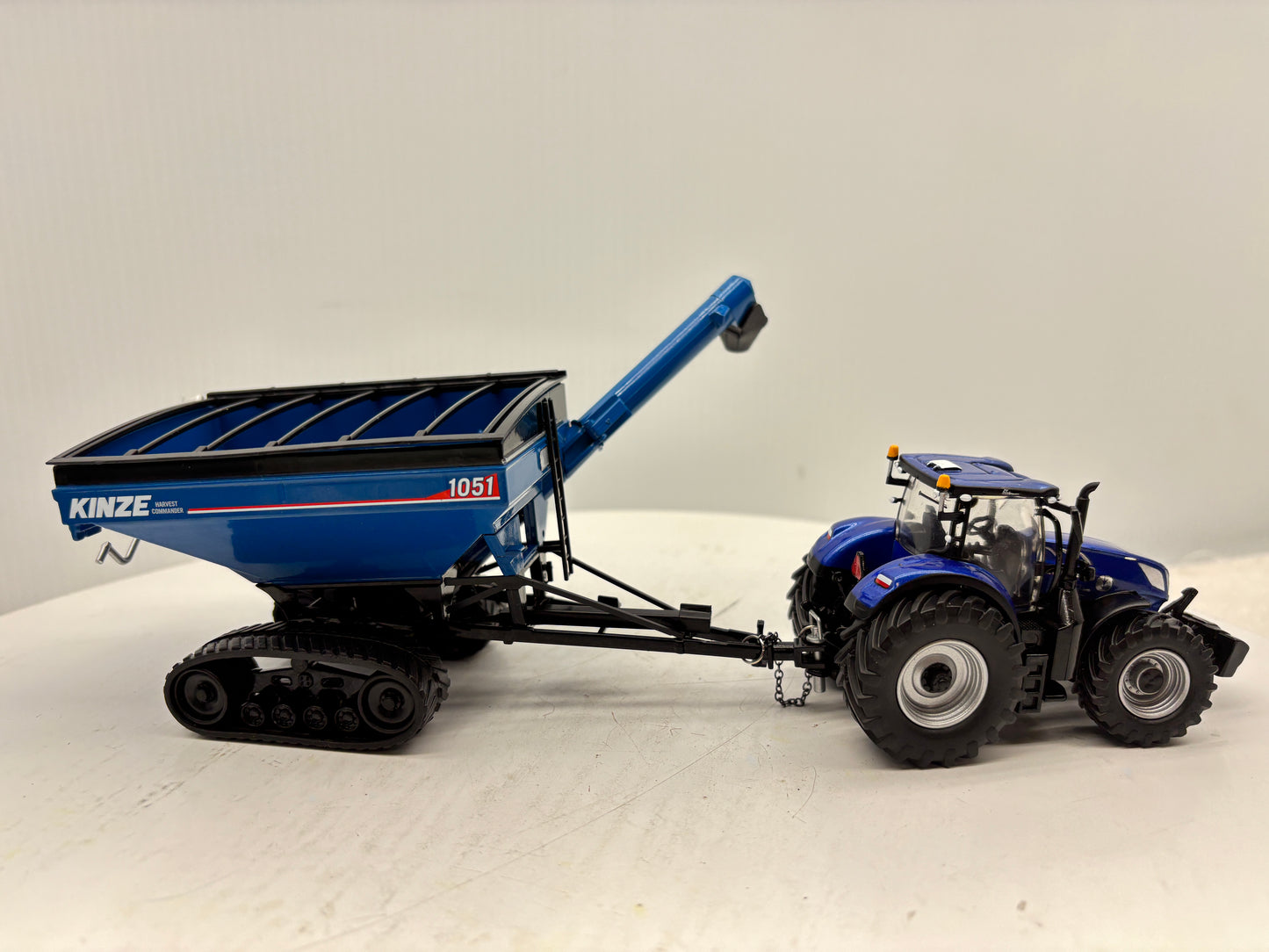 1/64 Kinze 1051 Tracked Grain Cart