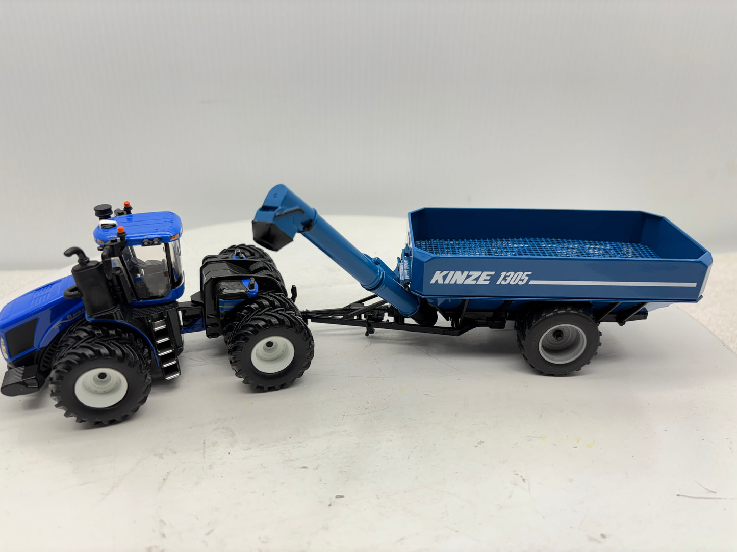 1/64 Kinze 1305 Wheeled Grain Cart