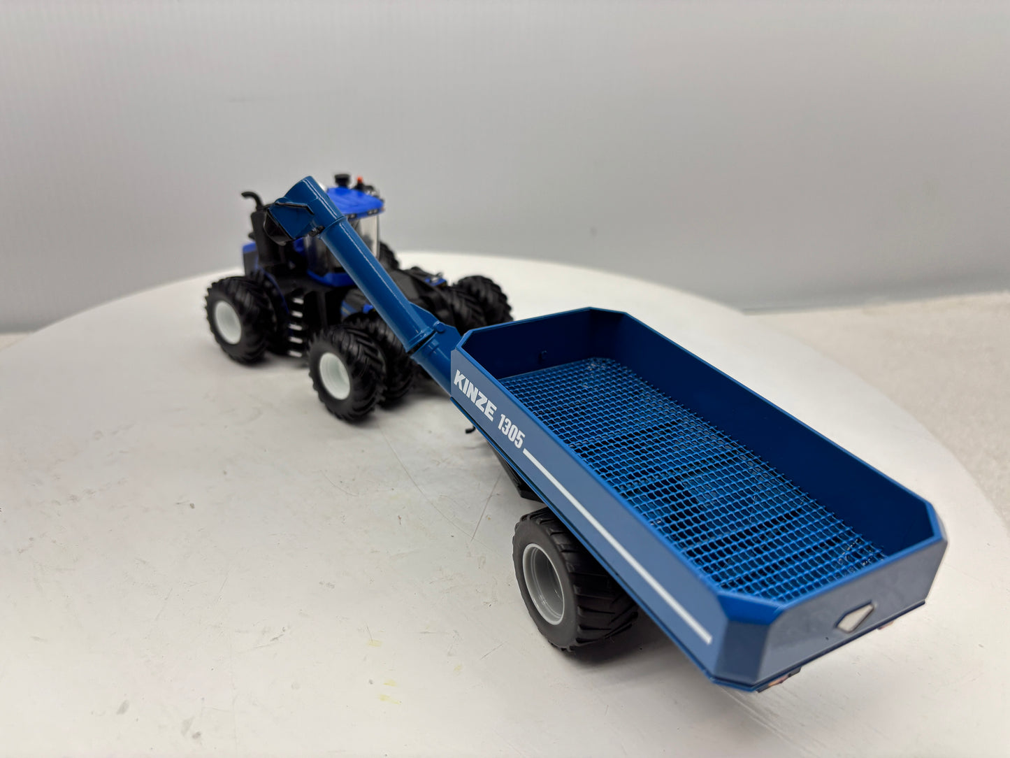 1/64 Kinze 1305 Wheeled Grain Cart