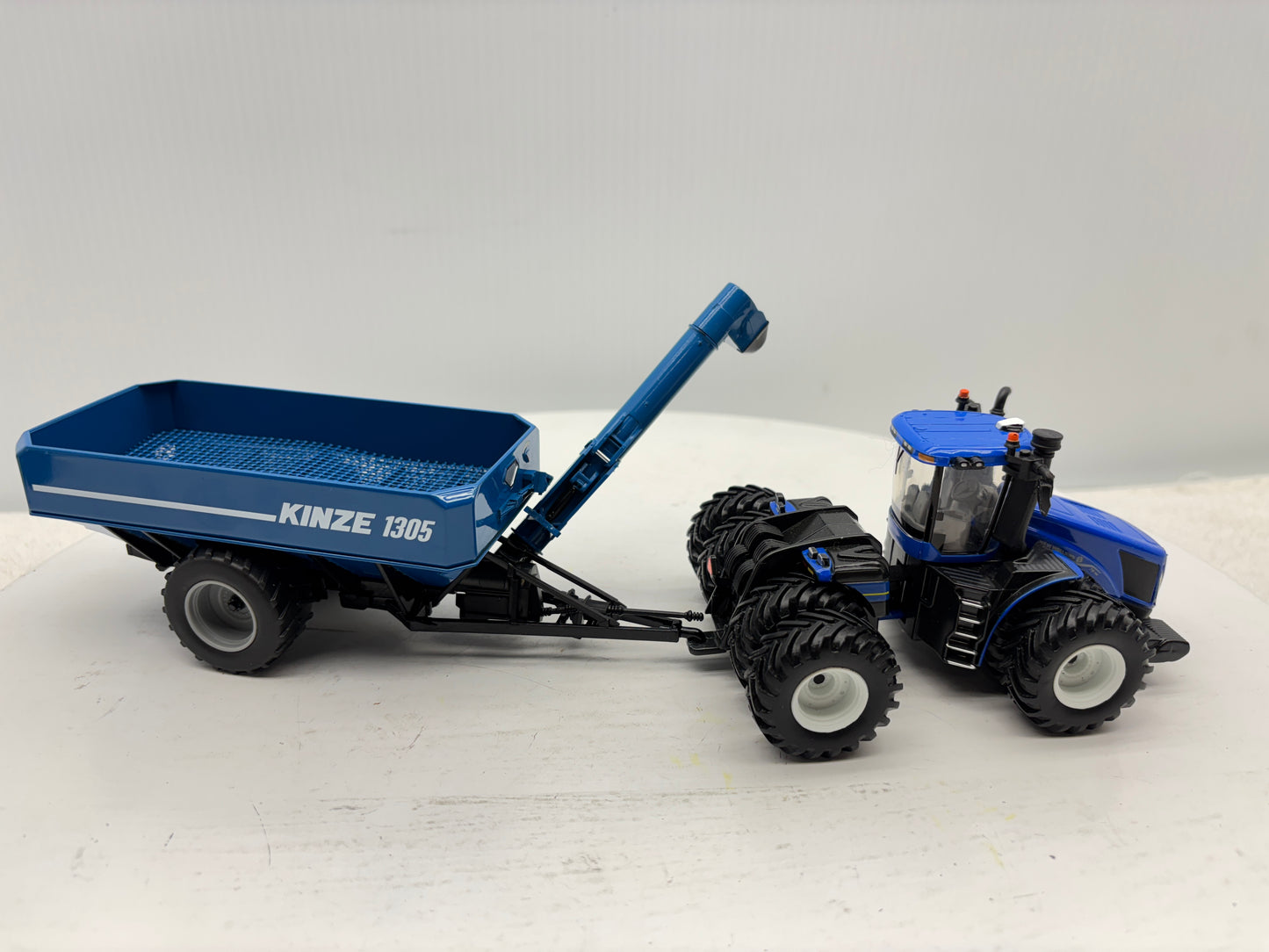 1/64 Kinze 1305 Wheeled Grain Cart