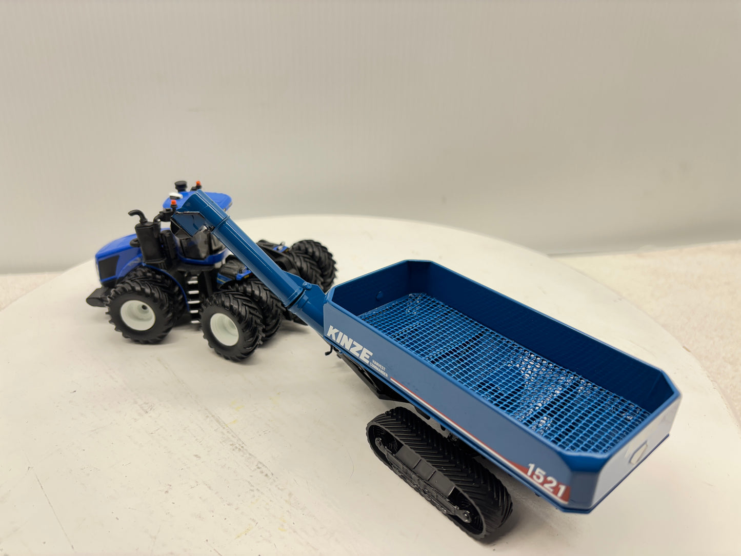 1/64 Kinze 1521 Tracked Grain Cart