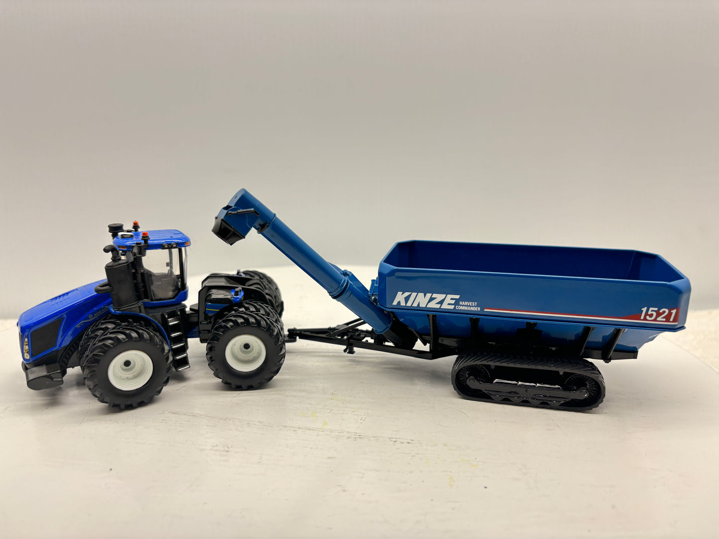 1/64 Kinze 1521 Tracked Grain Cart