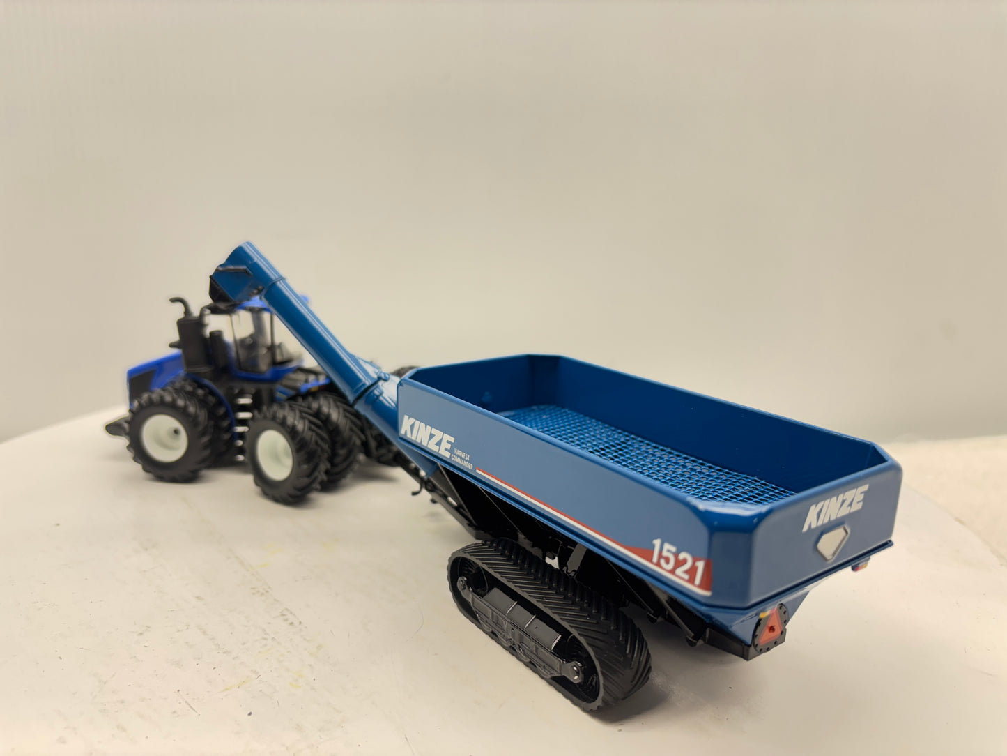 1/64 Kinze 1521 Tracked Grain Cart