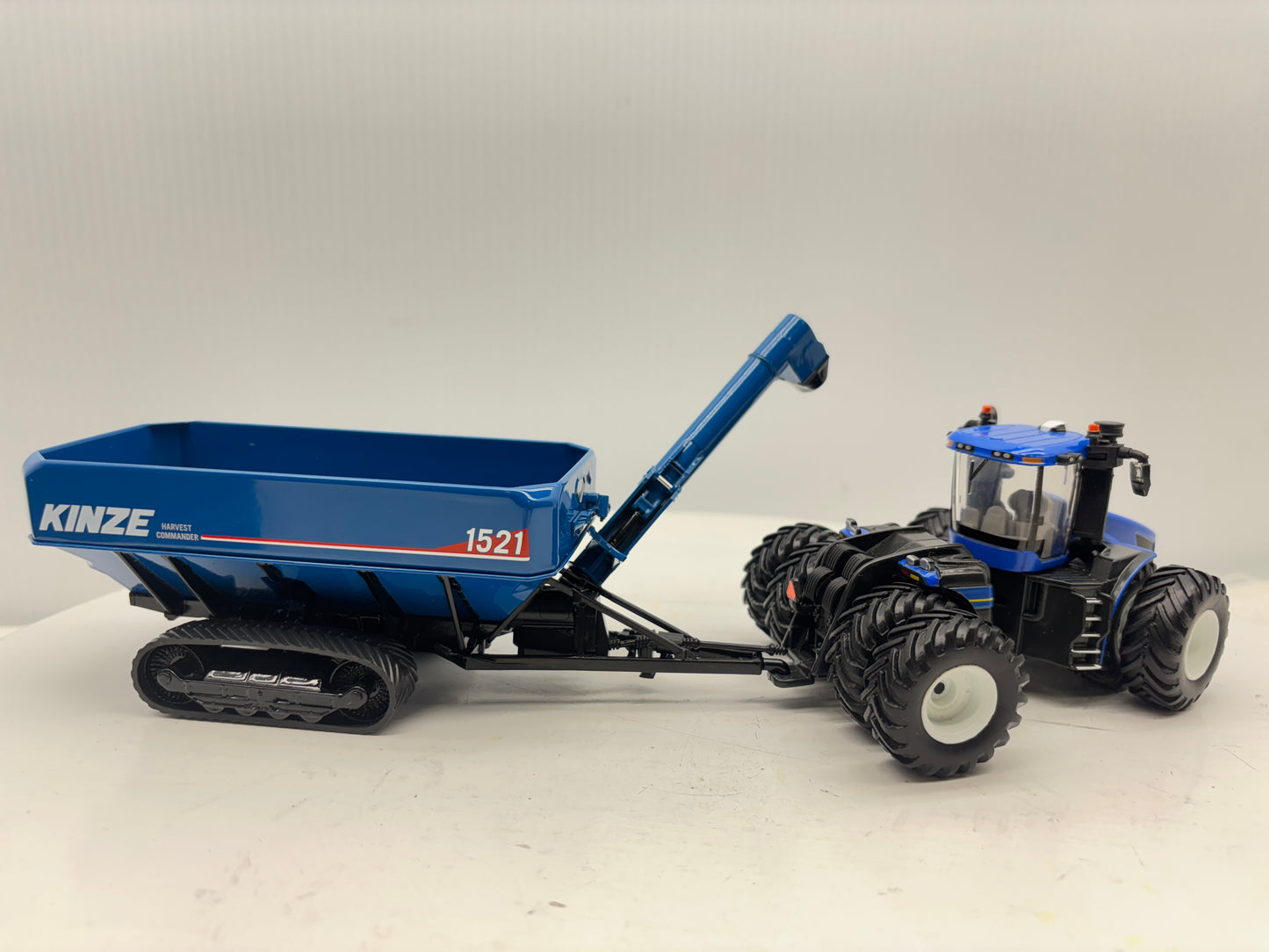1/64 Kinze 1521 Tracked Grain Cart