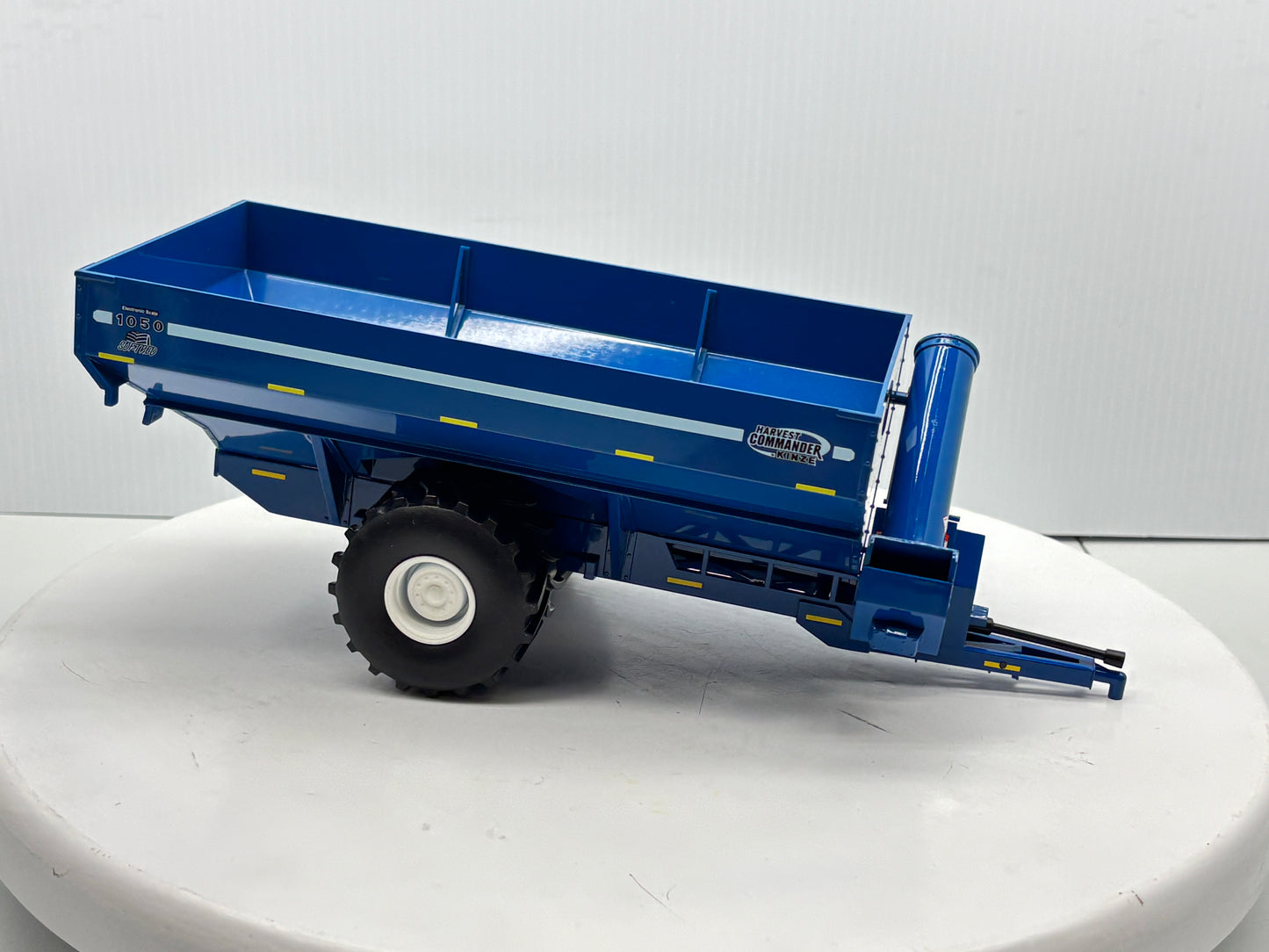 1/32 Kinze 1050 Vintage Grain Cart