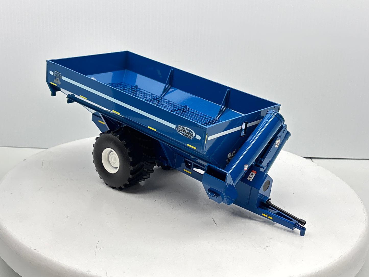1/32 Kinze 1050 Vintage Grain Cart