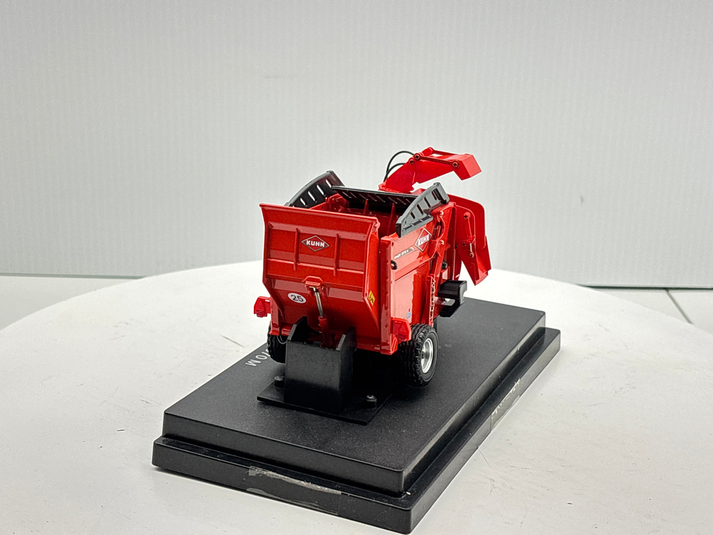 1/32 Kuhn Primor 3570 M