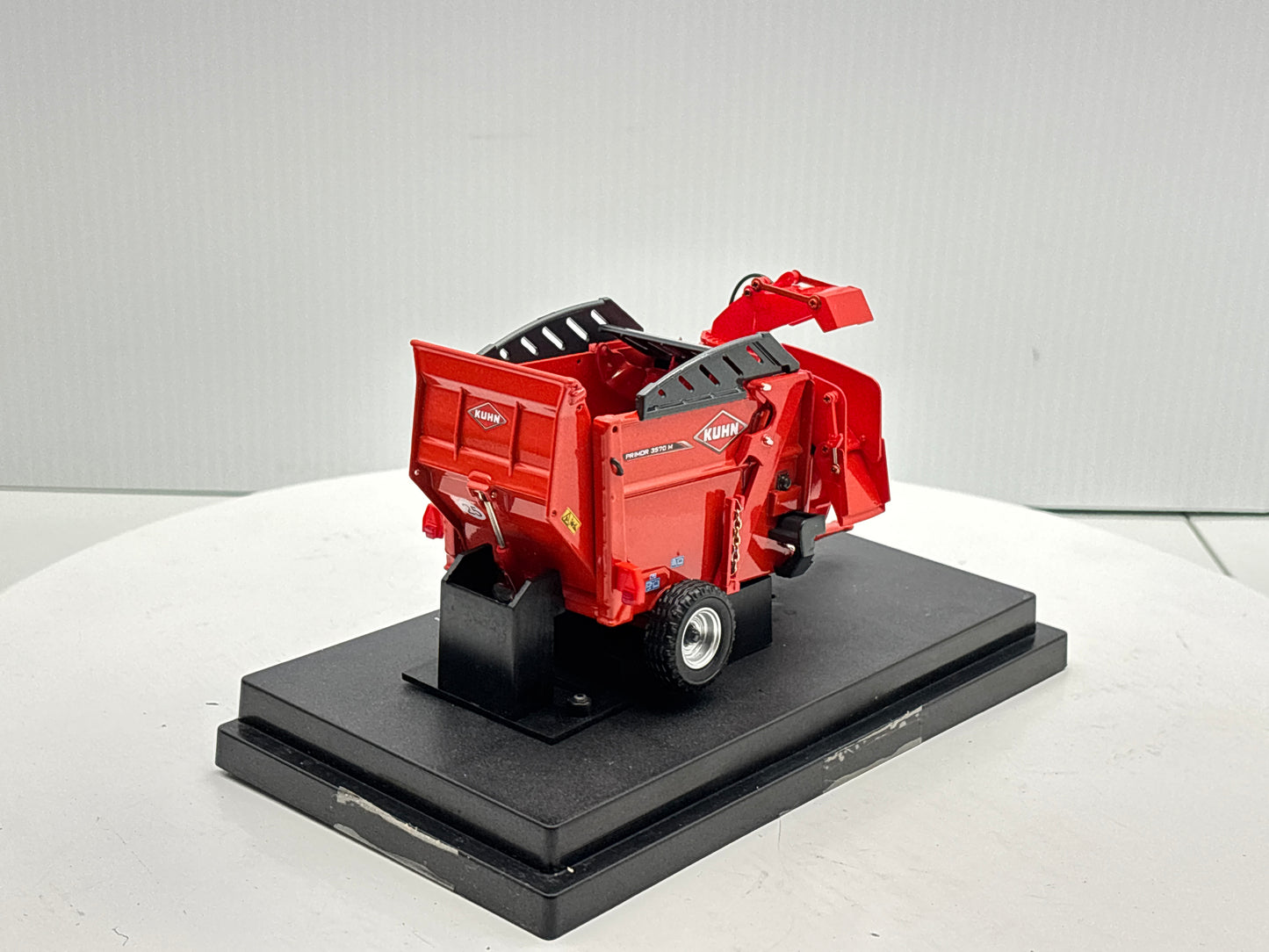 1/32 Kuhn Primor 3570 M