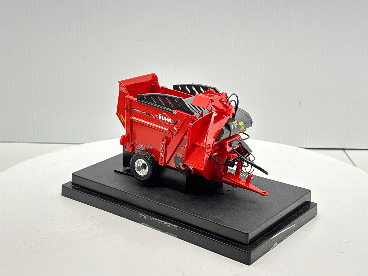 1/32 Kuhn Primor 3570 M