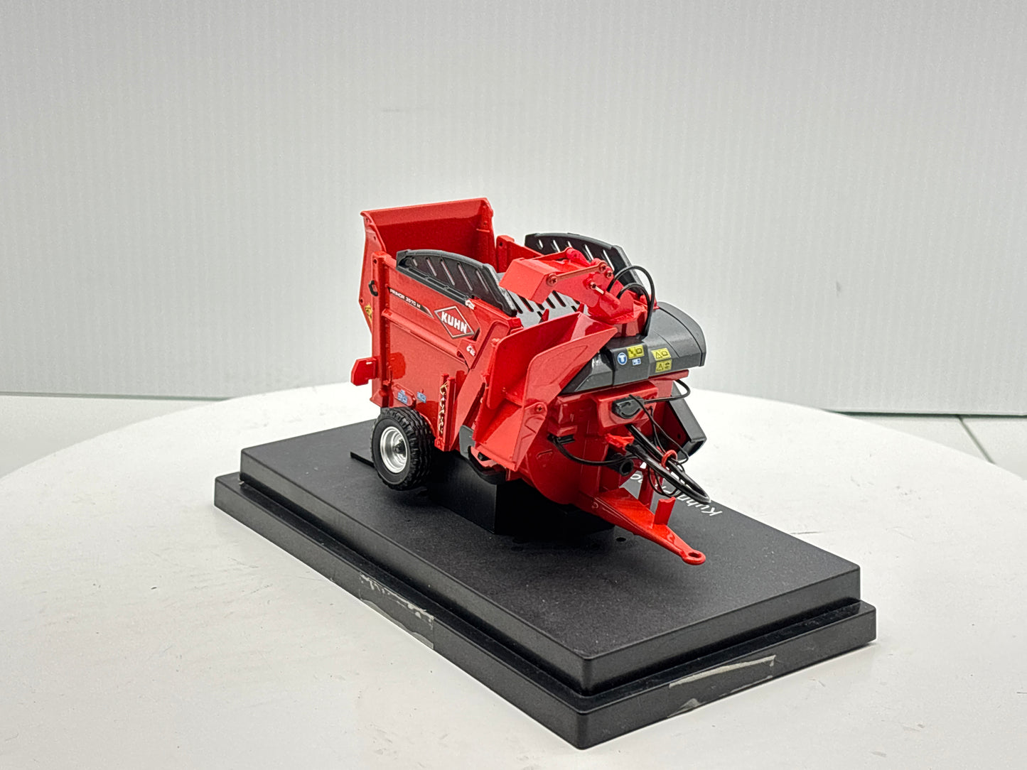 1/32 Kuhn Primor 3570 M