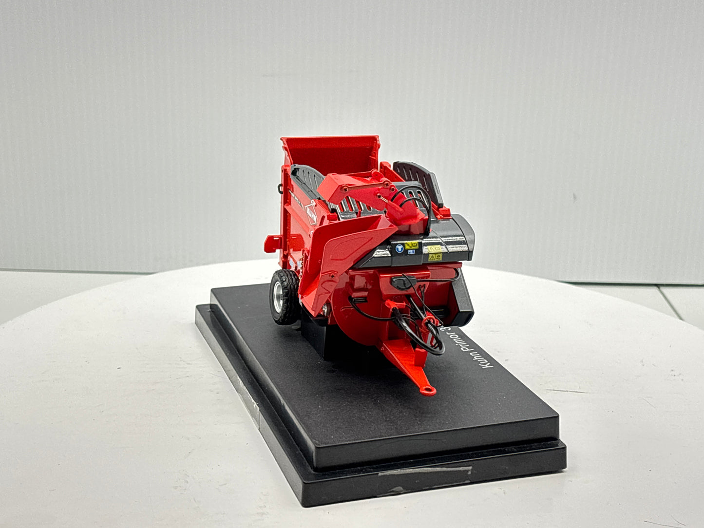 1/32 Kuhn Primor 3570 M