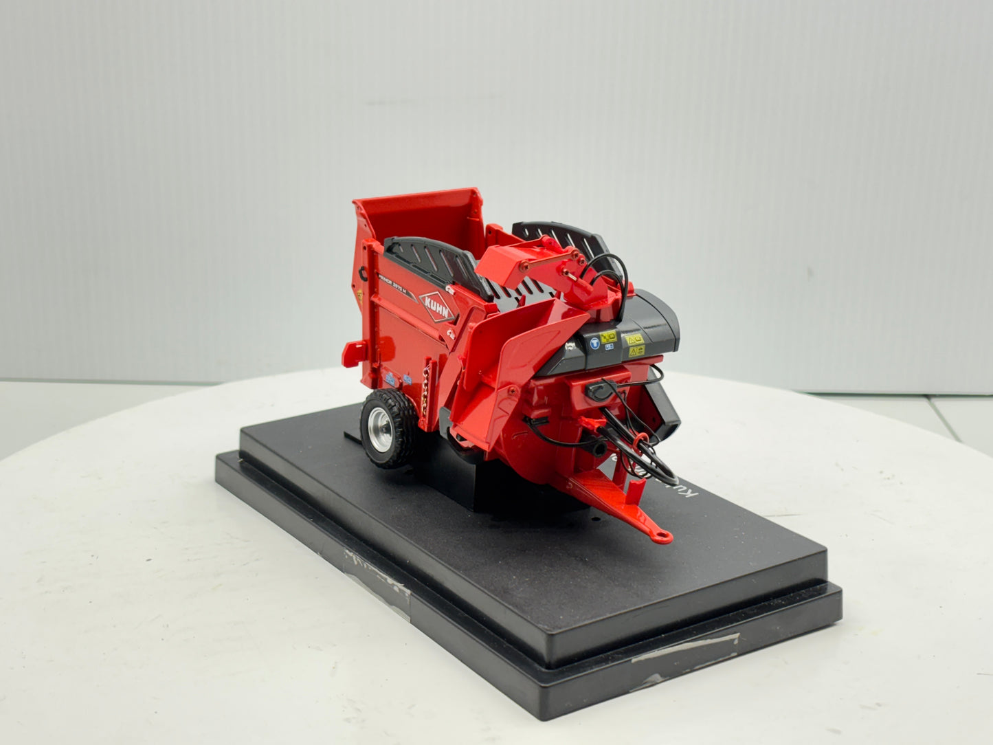 1/32 Kuhn Primor 3570 M