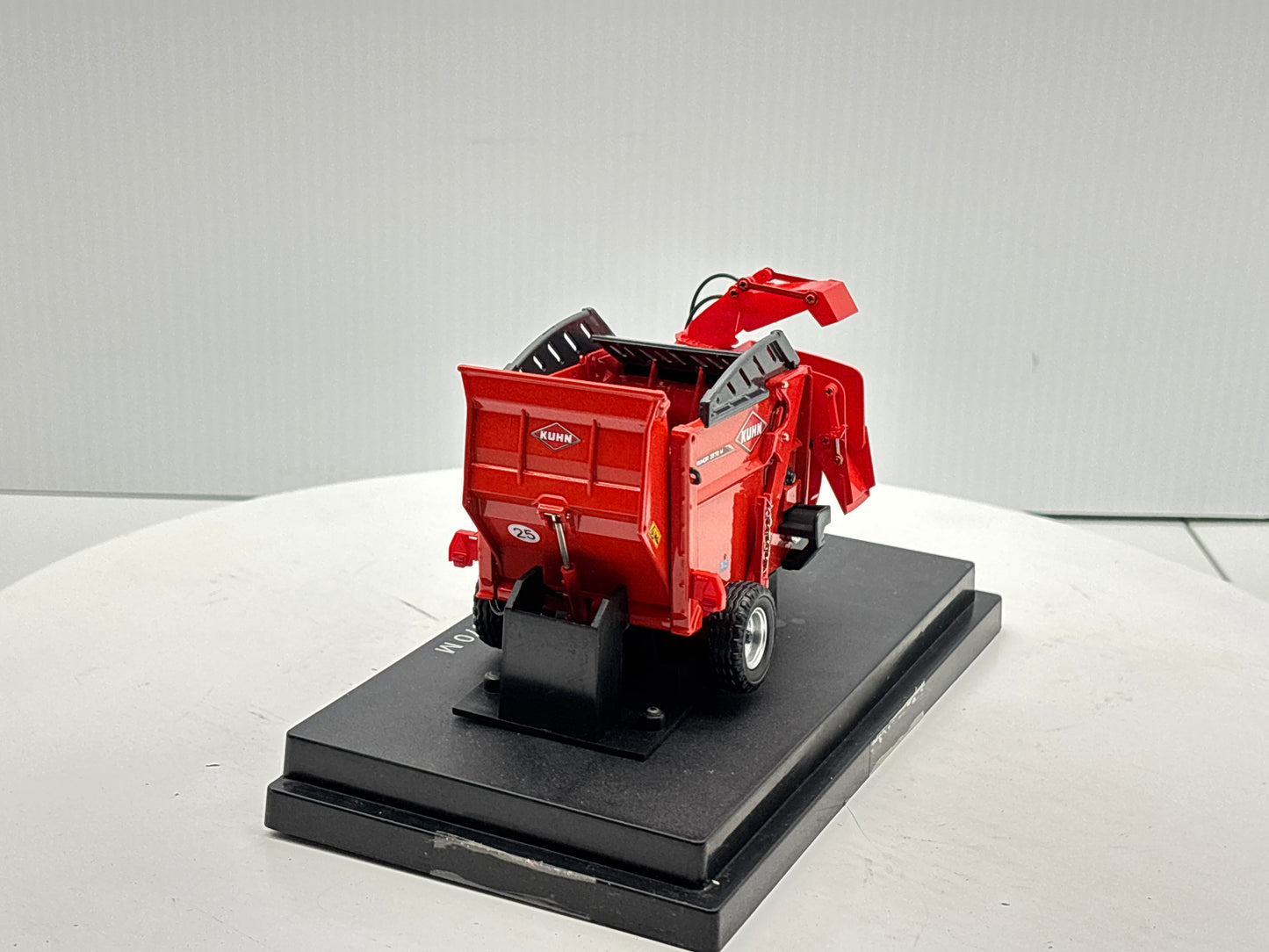 1/32 Kuhn Primor 3570 M