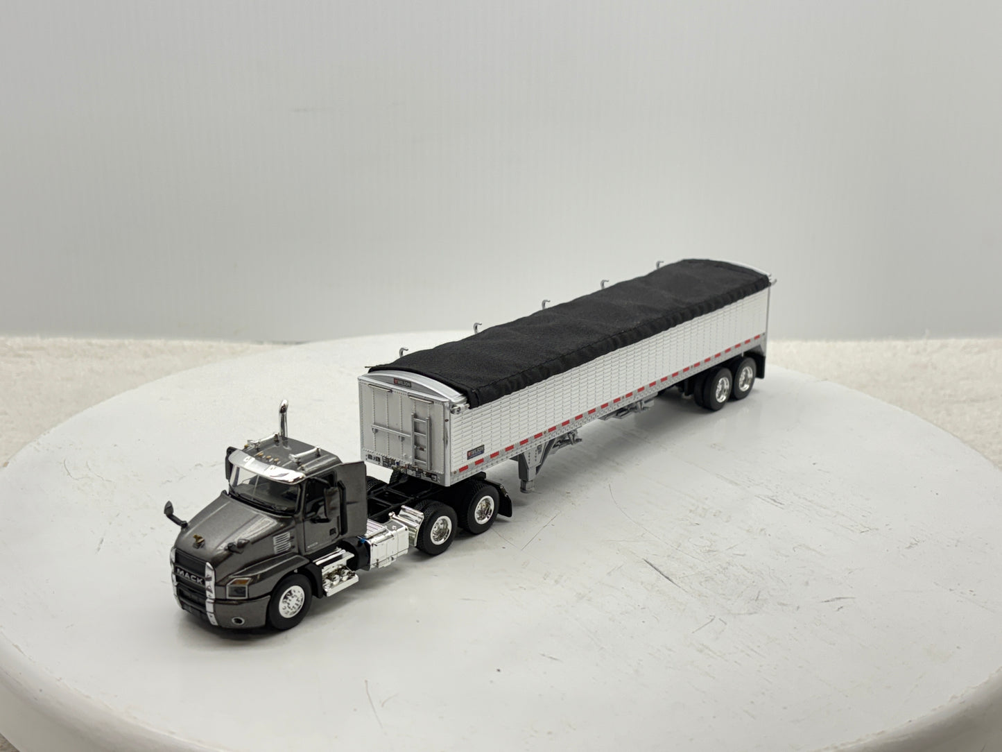 1/64 Mack Anthem Grey