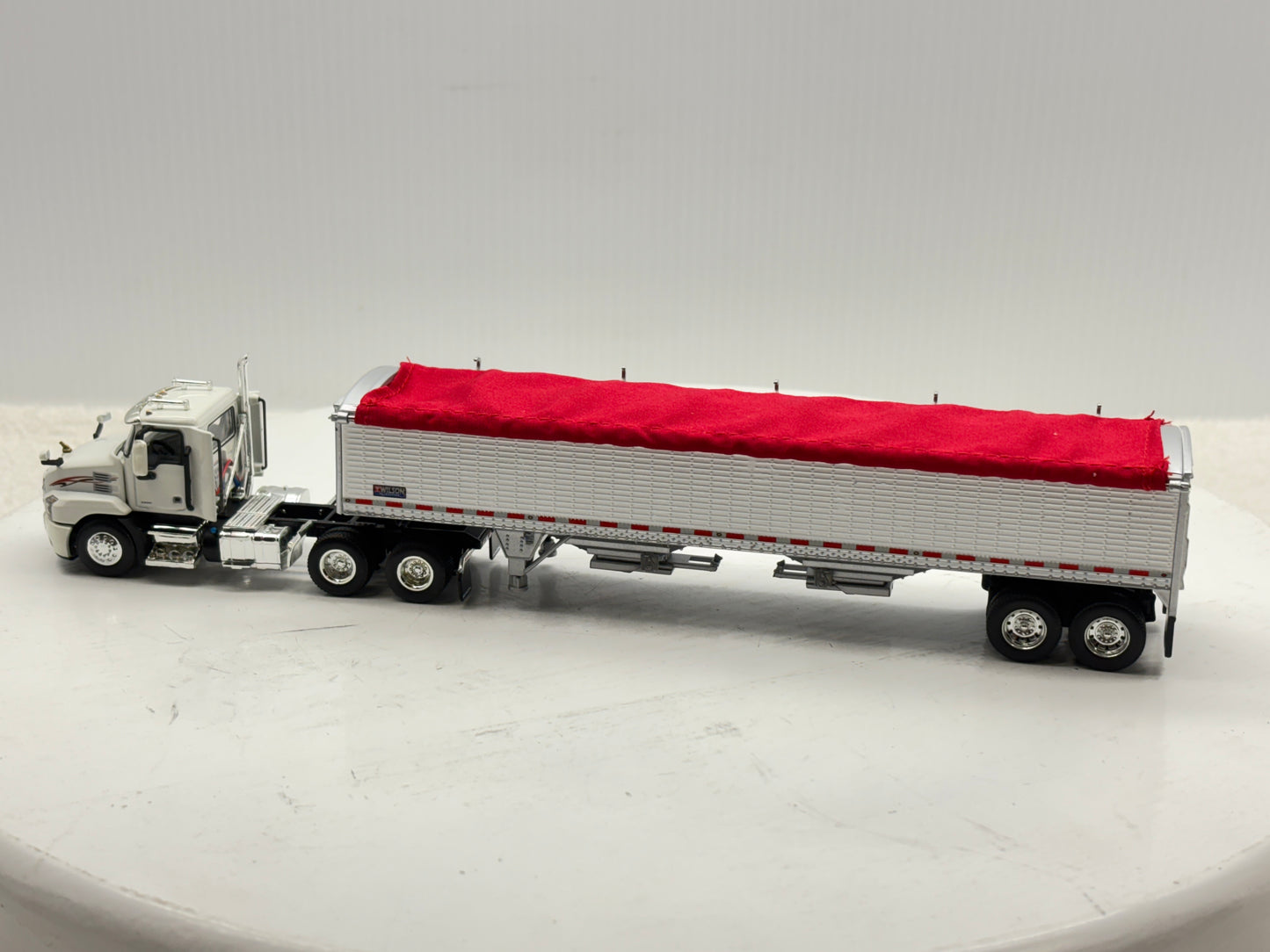 1/64 Mack Anthem White & Red