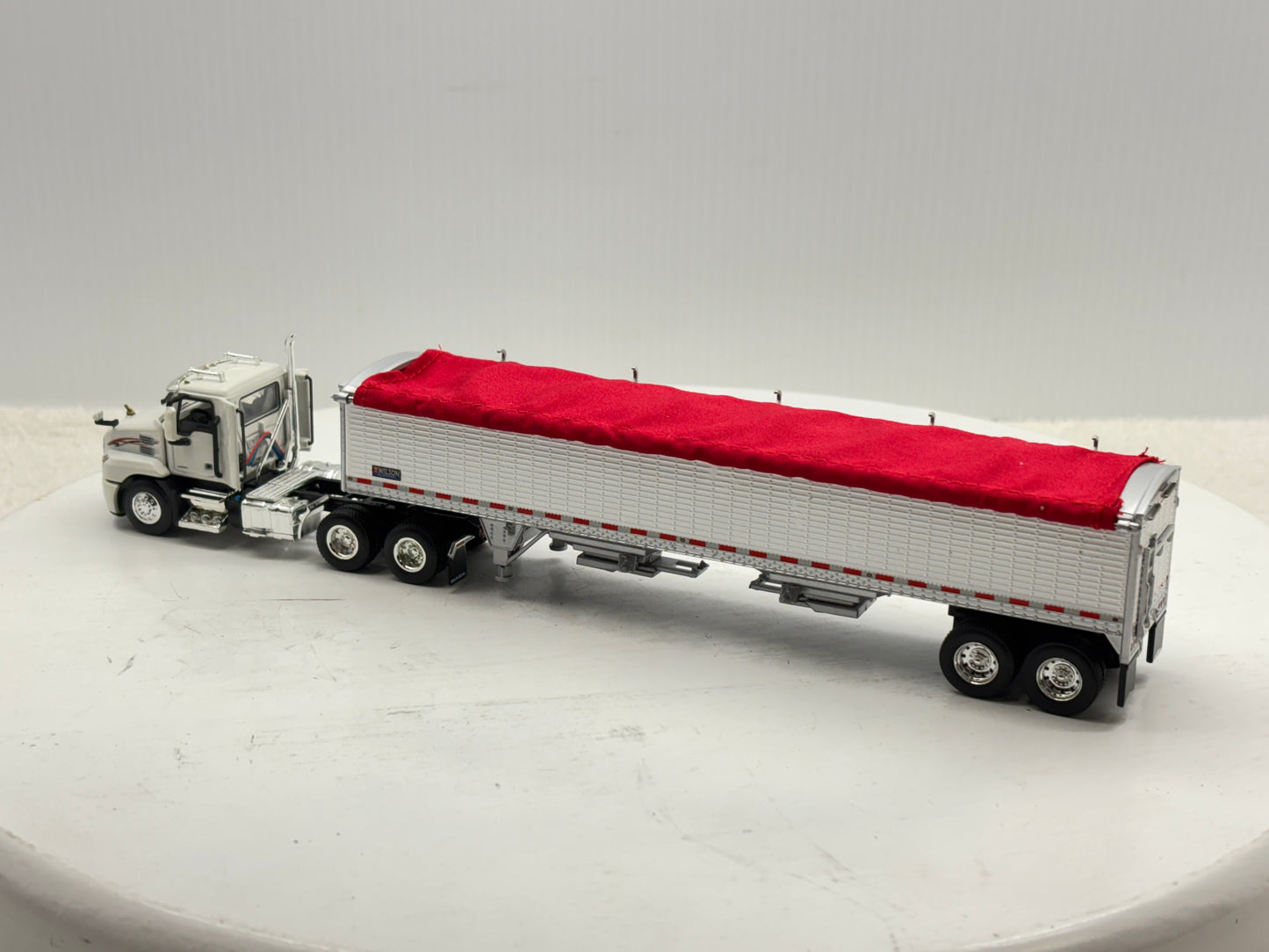 1/64 Mack Anthem White & Red