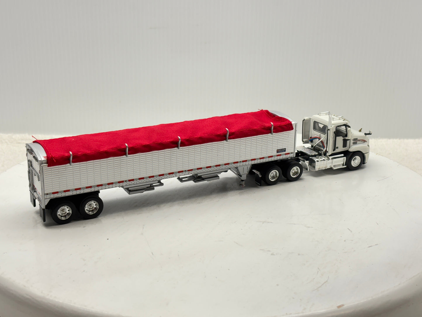 1/64 Mack Anthem White & Red