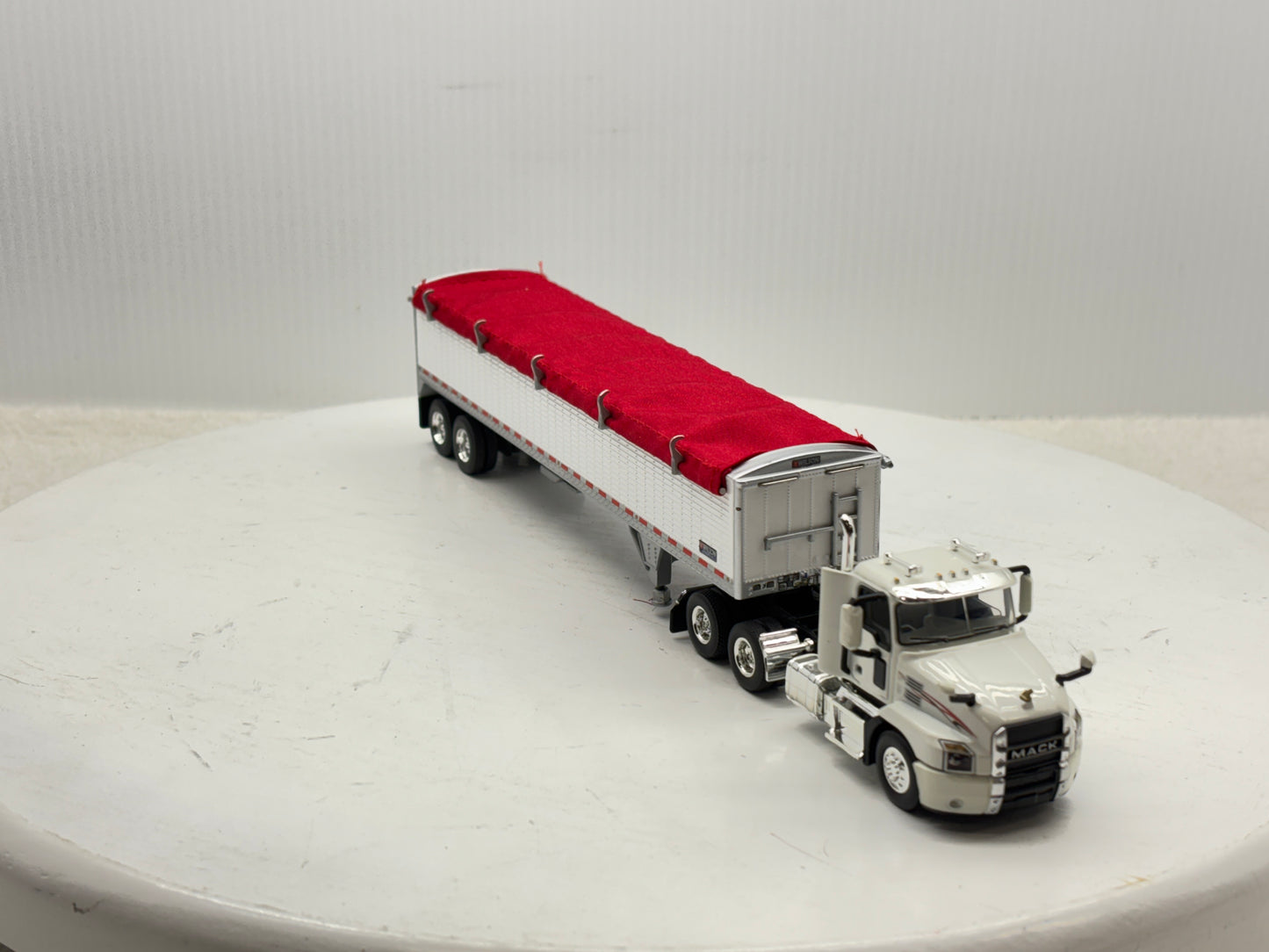 1/64 Mack Anthem White & Red