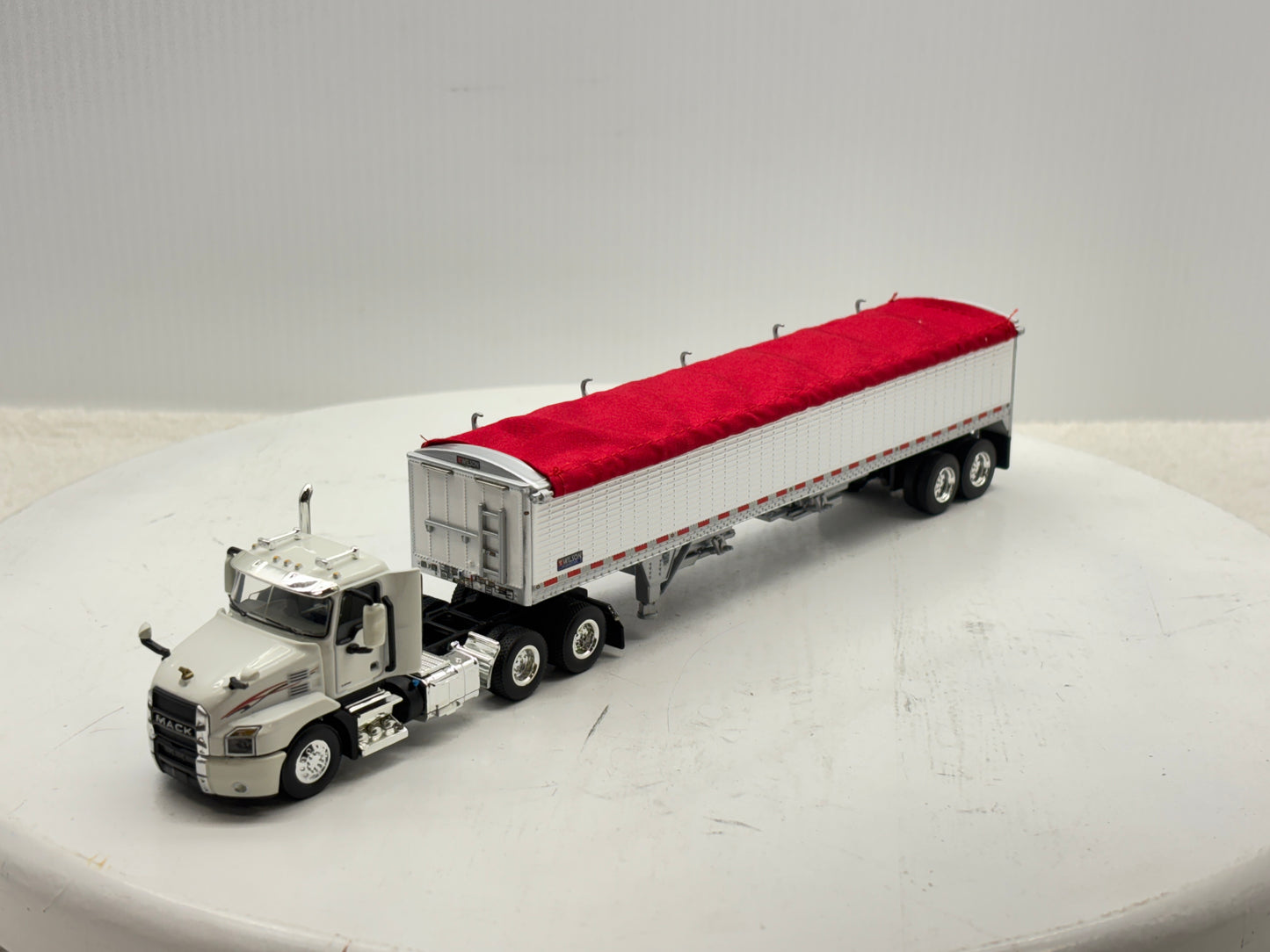 1/64 Mack Anthem White & Red
