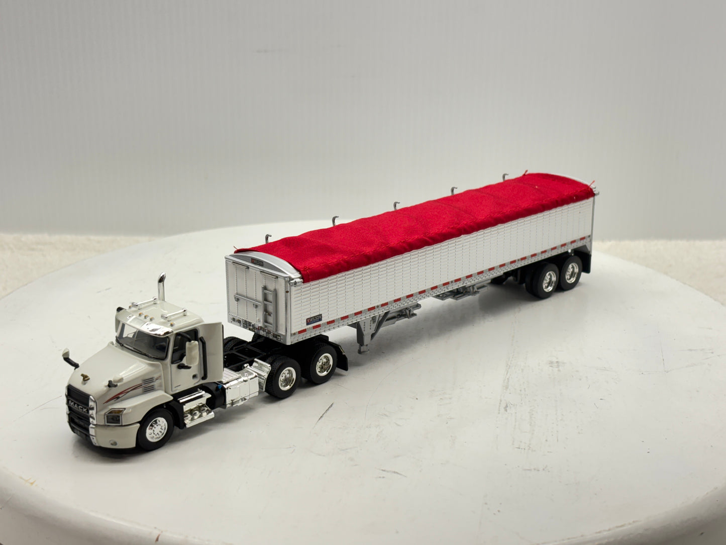 1/64 Mack Anthem White & Red