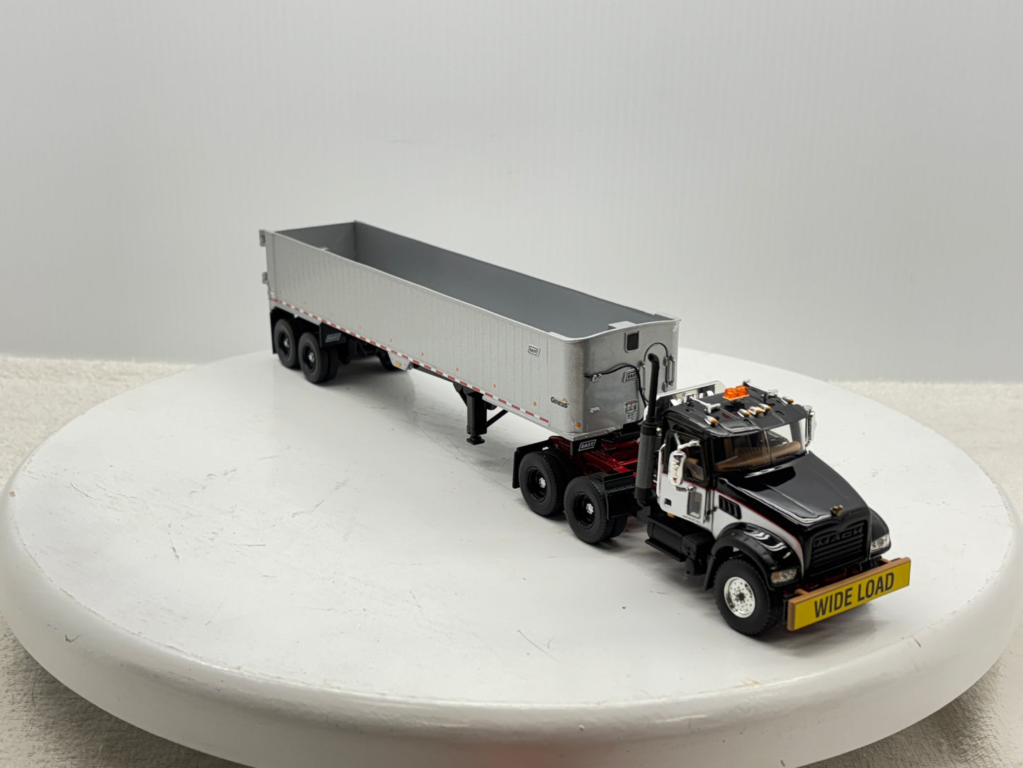 1/50 Mack Granite MP (Silver-Black)