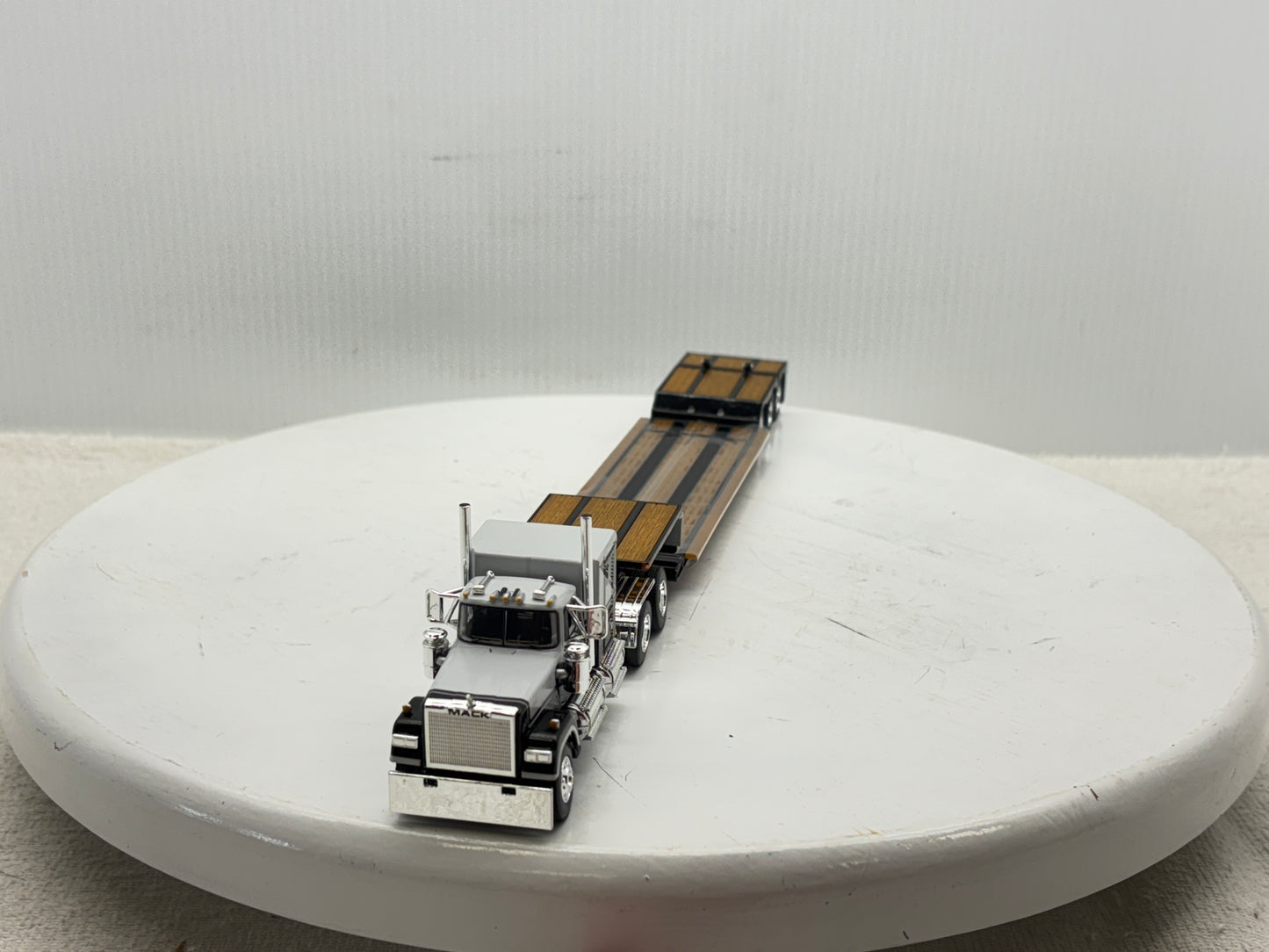 1/64 Mack Super-Liner 60'' Flat top