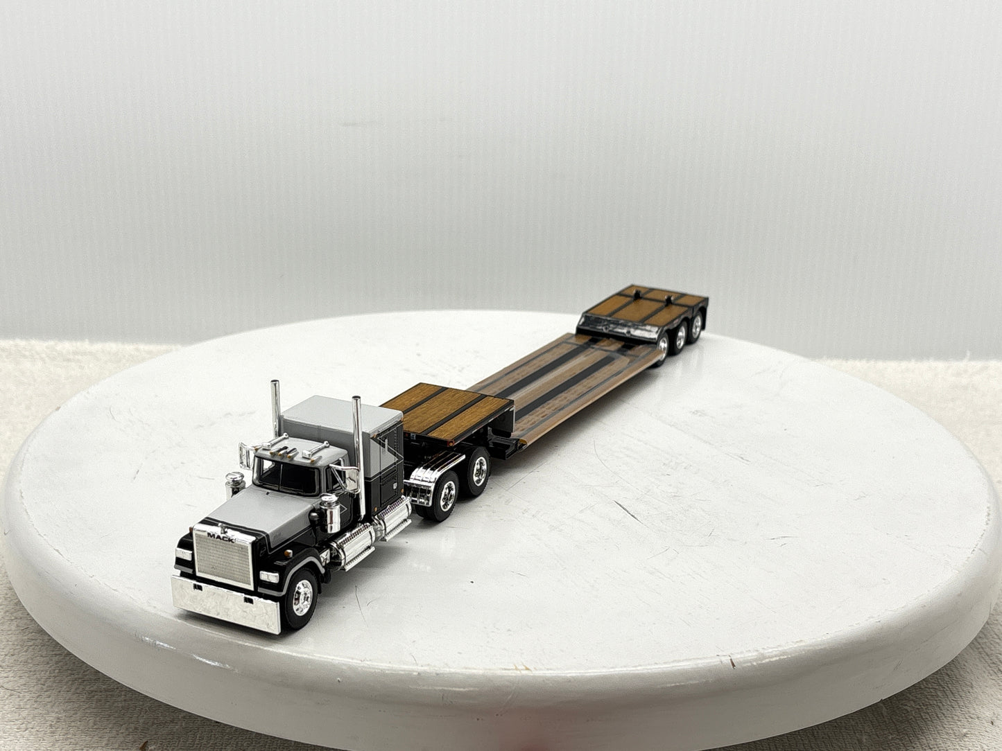 1/64 Mack Super-Liner 60'' Flat top