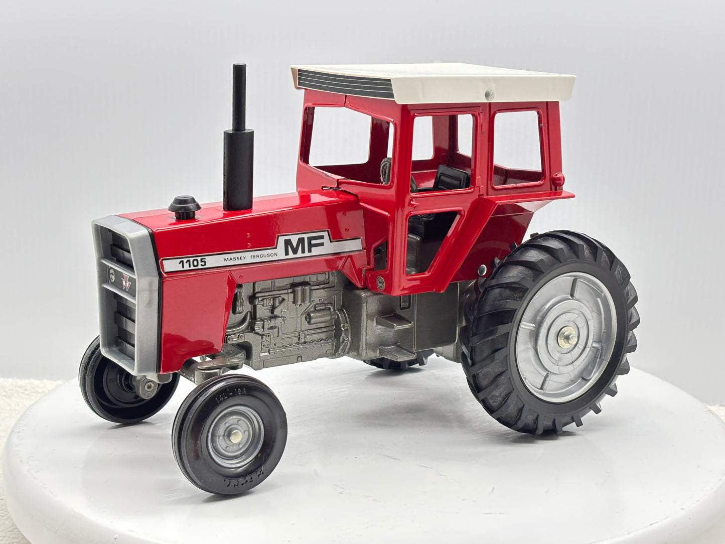 1/16 Massey-Fergusson 1105